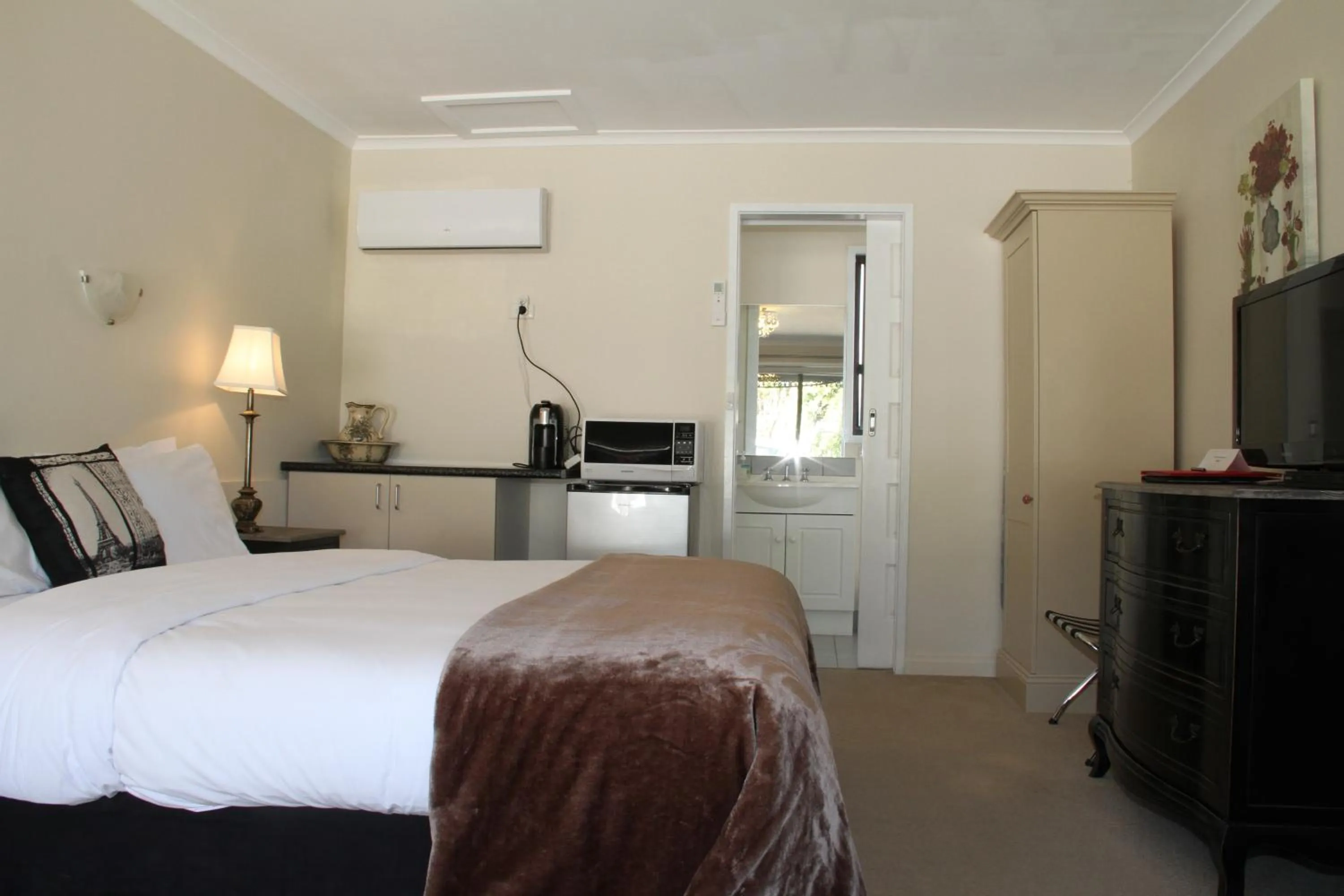 Photo of the whole room, Bed in Beechworth On Bridge Motel