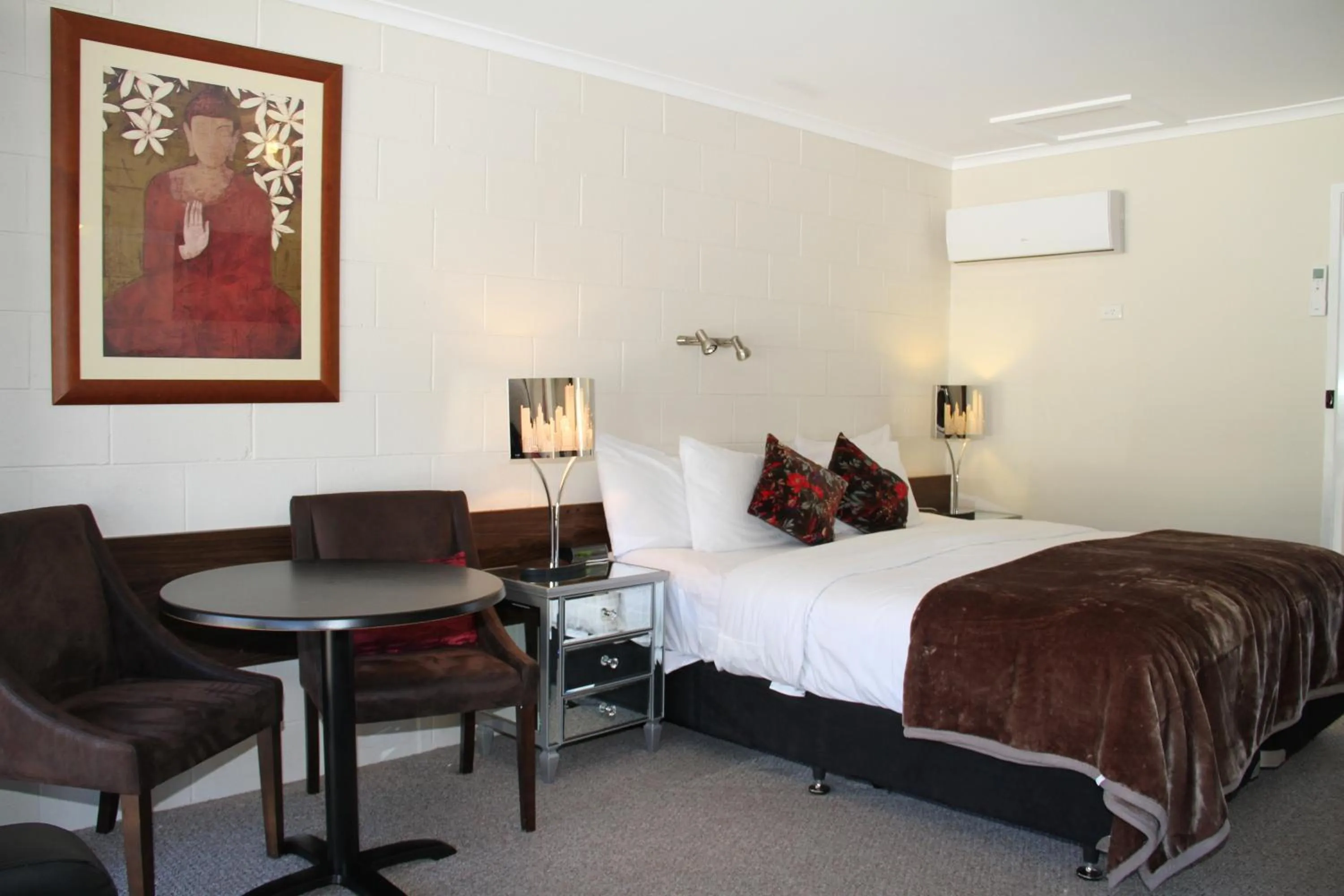 Photo of the whole room, Bed in Beechworth On Bridge Motel