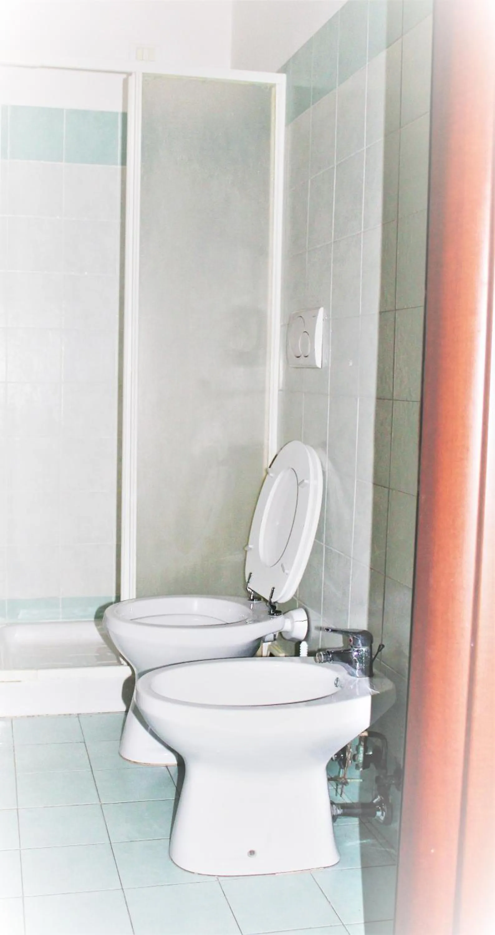 Shower in Hotel Moon Light