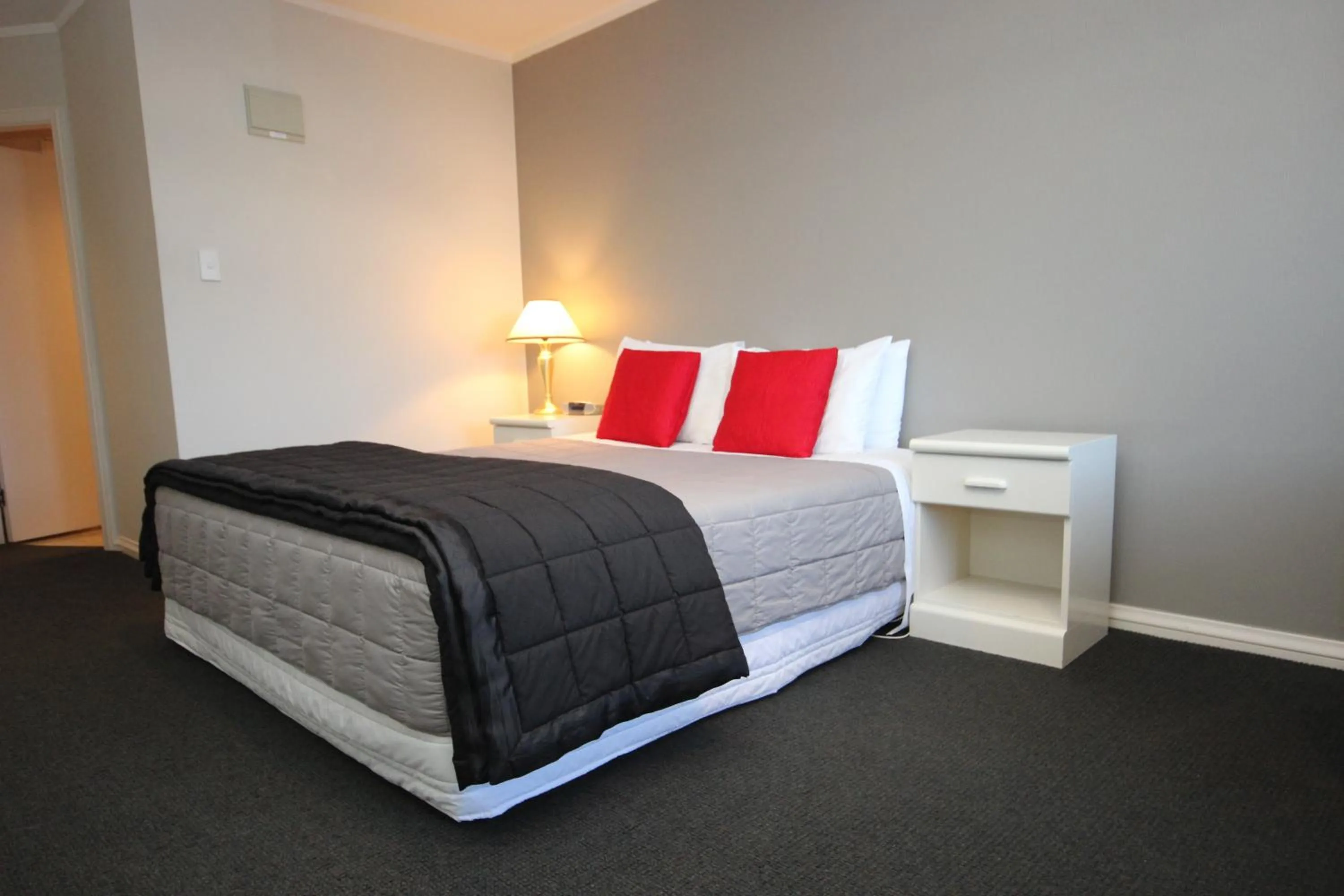 Bed in Champers Motor Inn