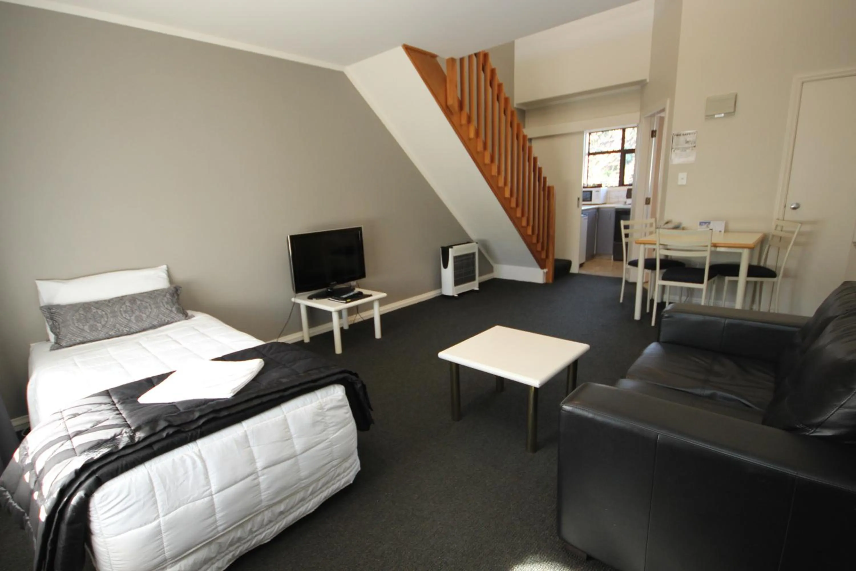 Bed in Champers Motor Inn