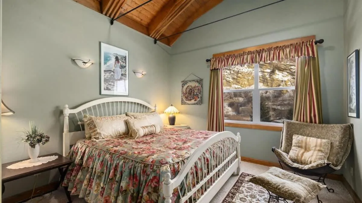 Bed in Rock Creek Jewel