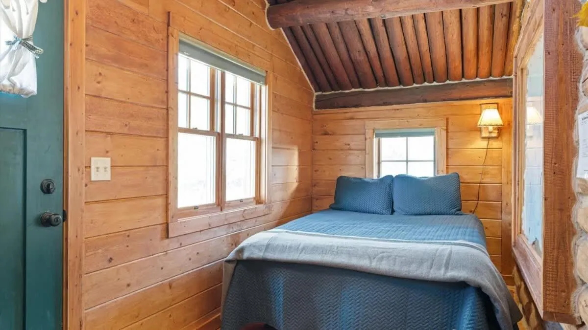 Bed in Rendezvous Lodge