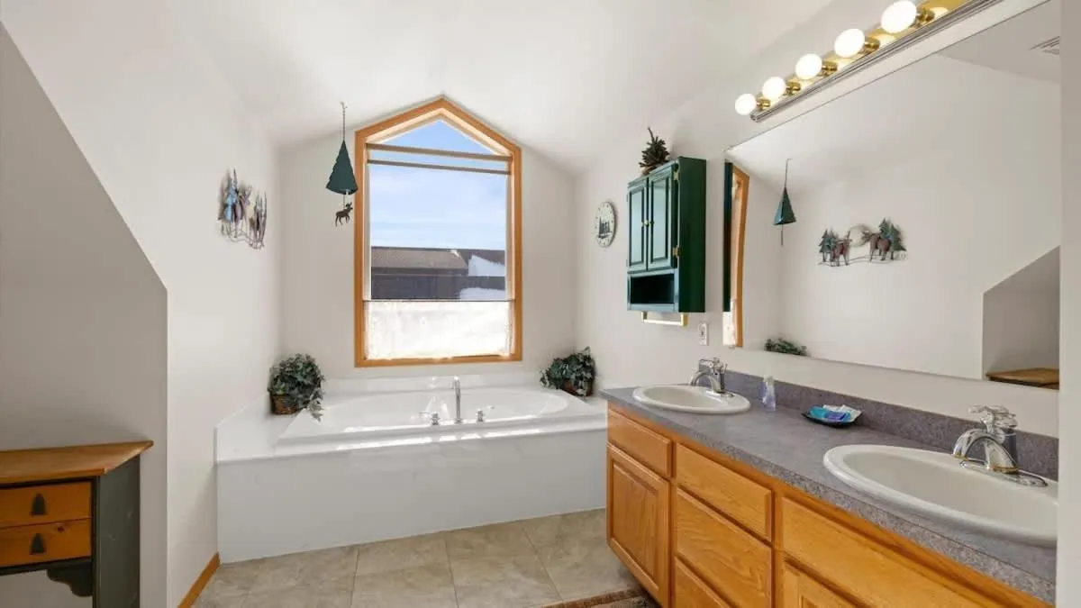 Mountain View Tee and Ski