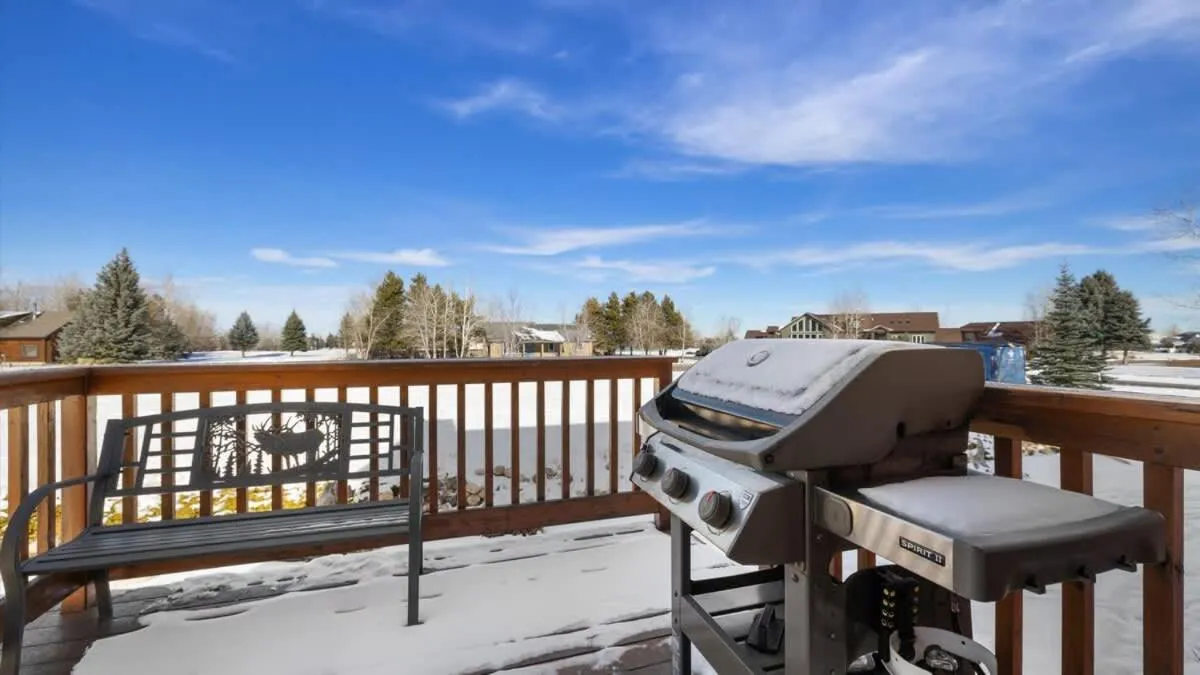 Mountain View Tee and Ski