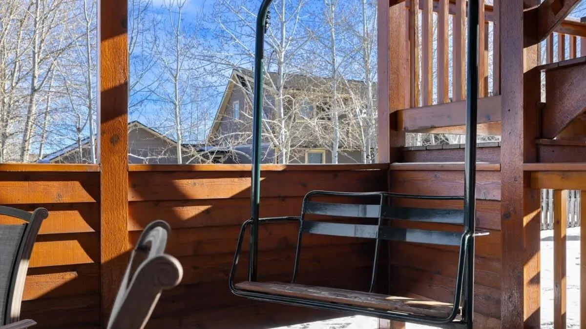 Mountain View Tee and Ski