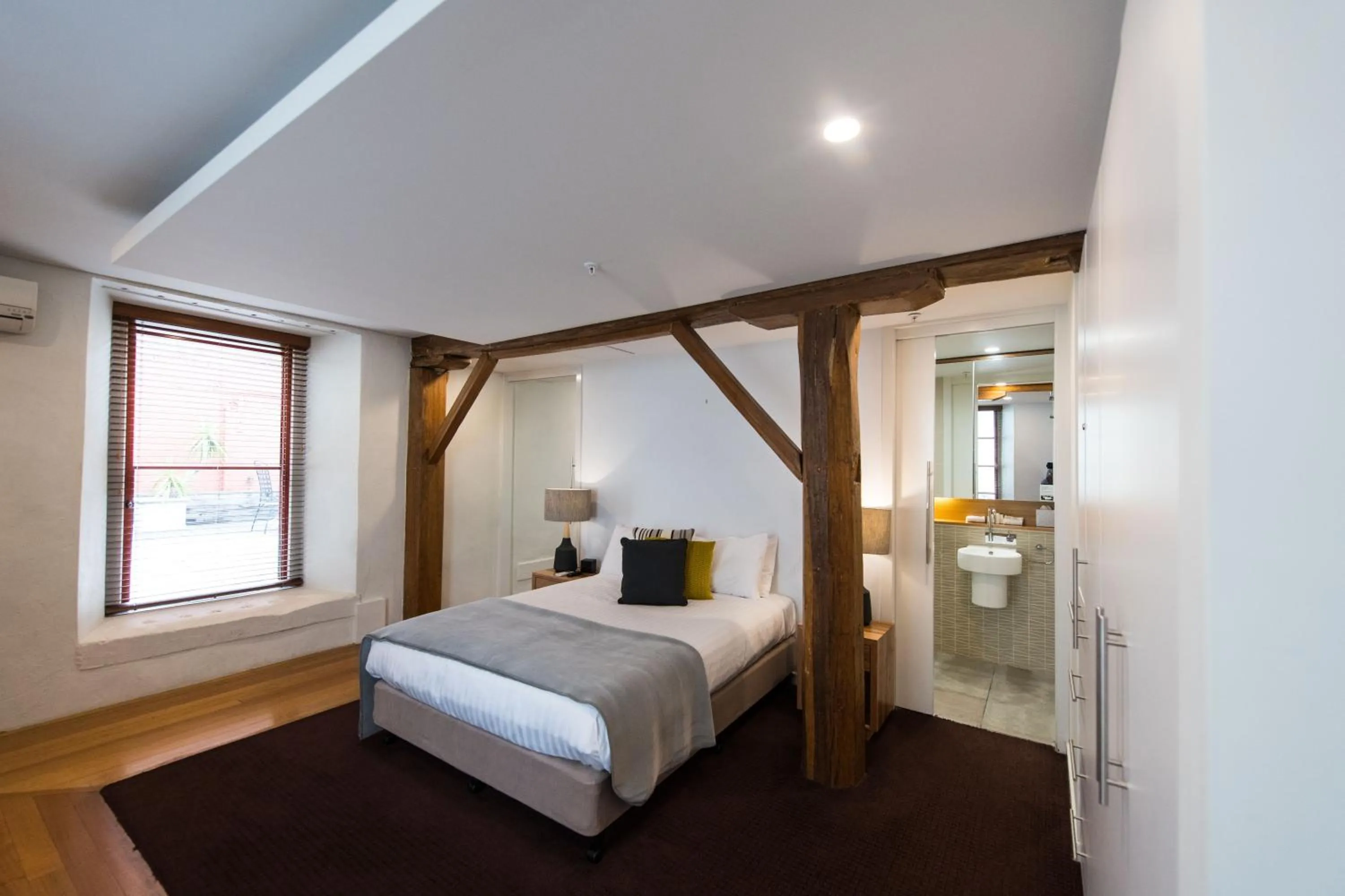 Bathroom, Bed in Sullivans Cove Apartments