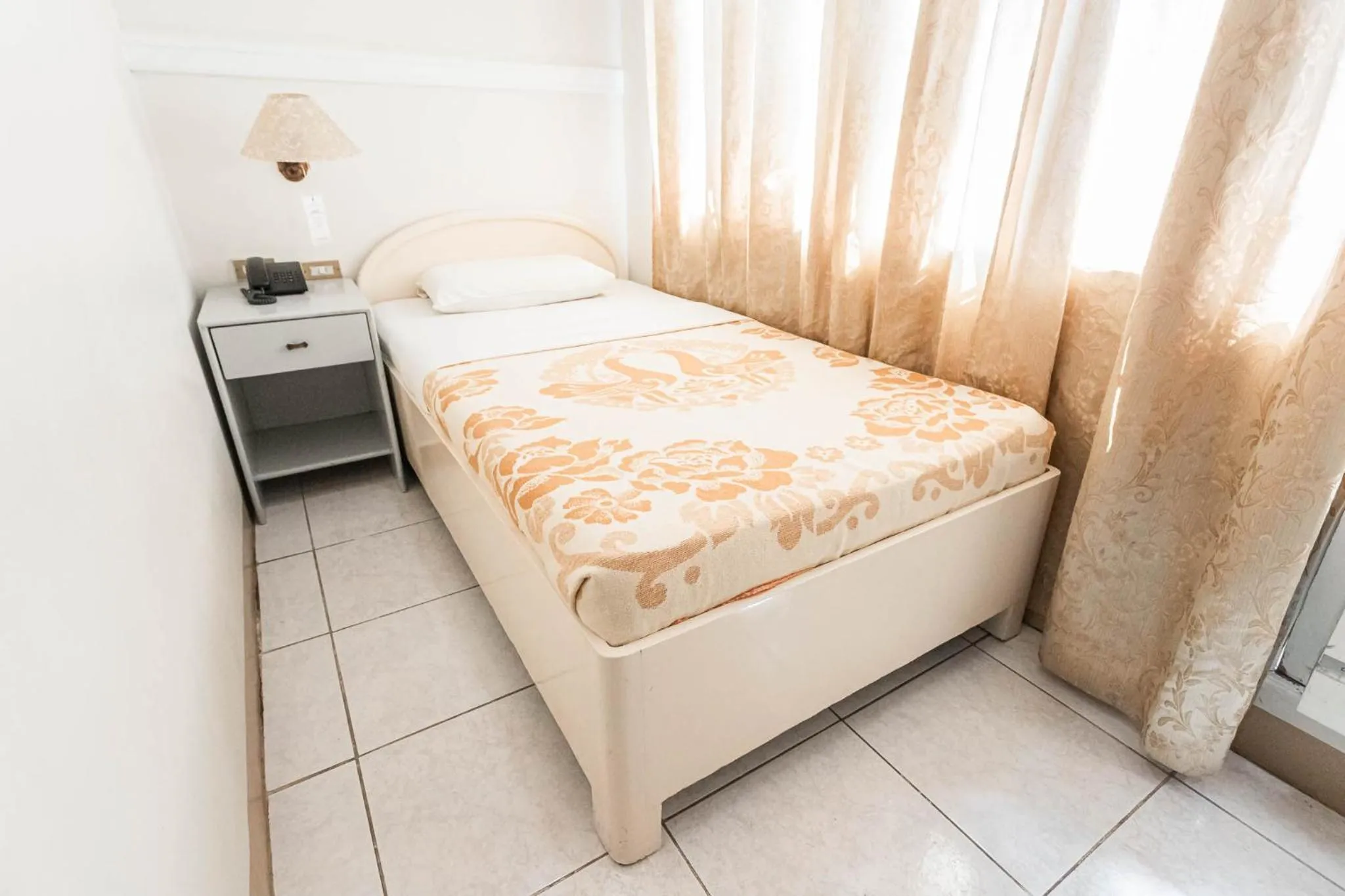 Bed in Hotel Canelsa