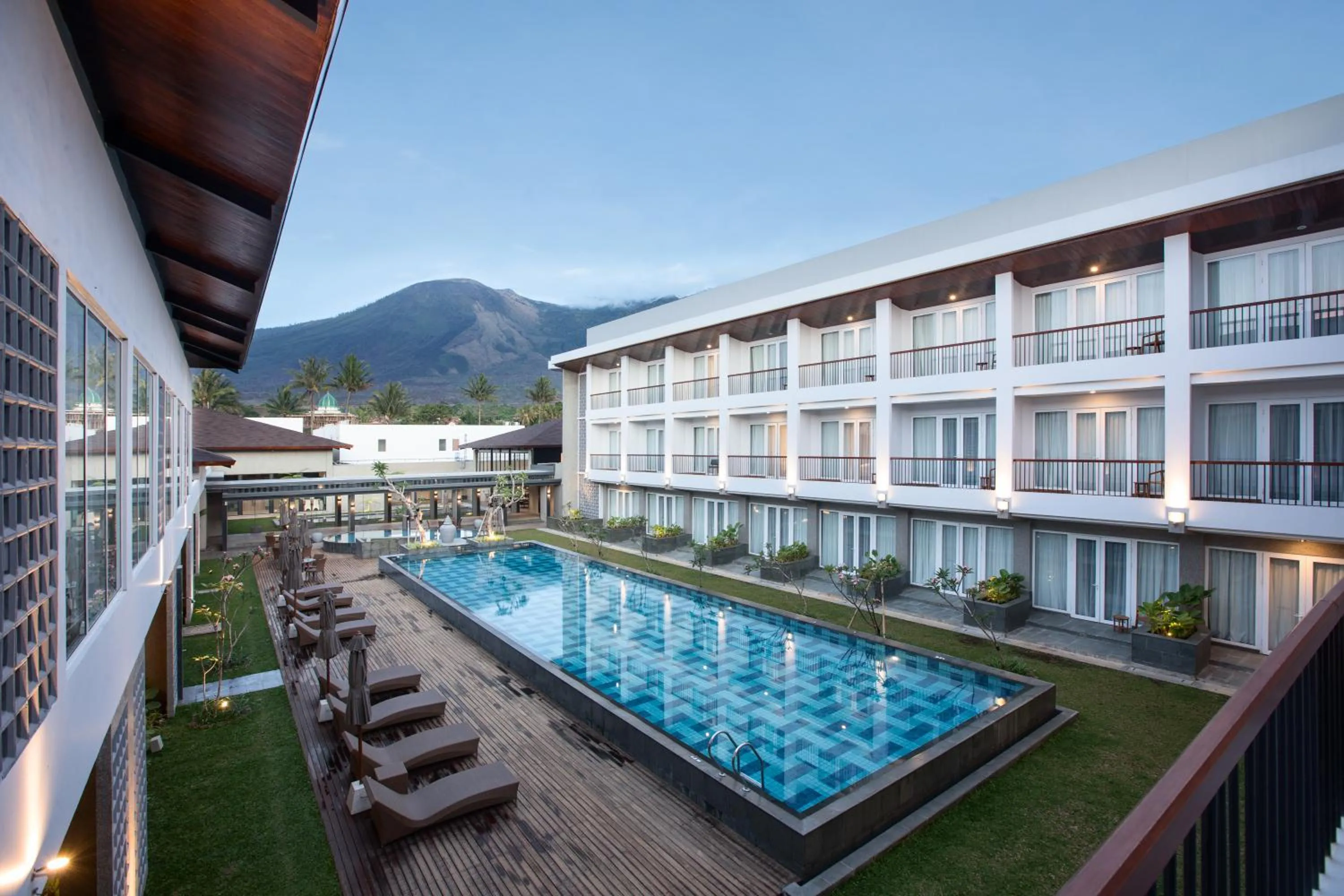 Swimming pool in Hotel Santika Premiere Garut