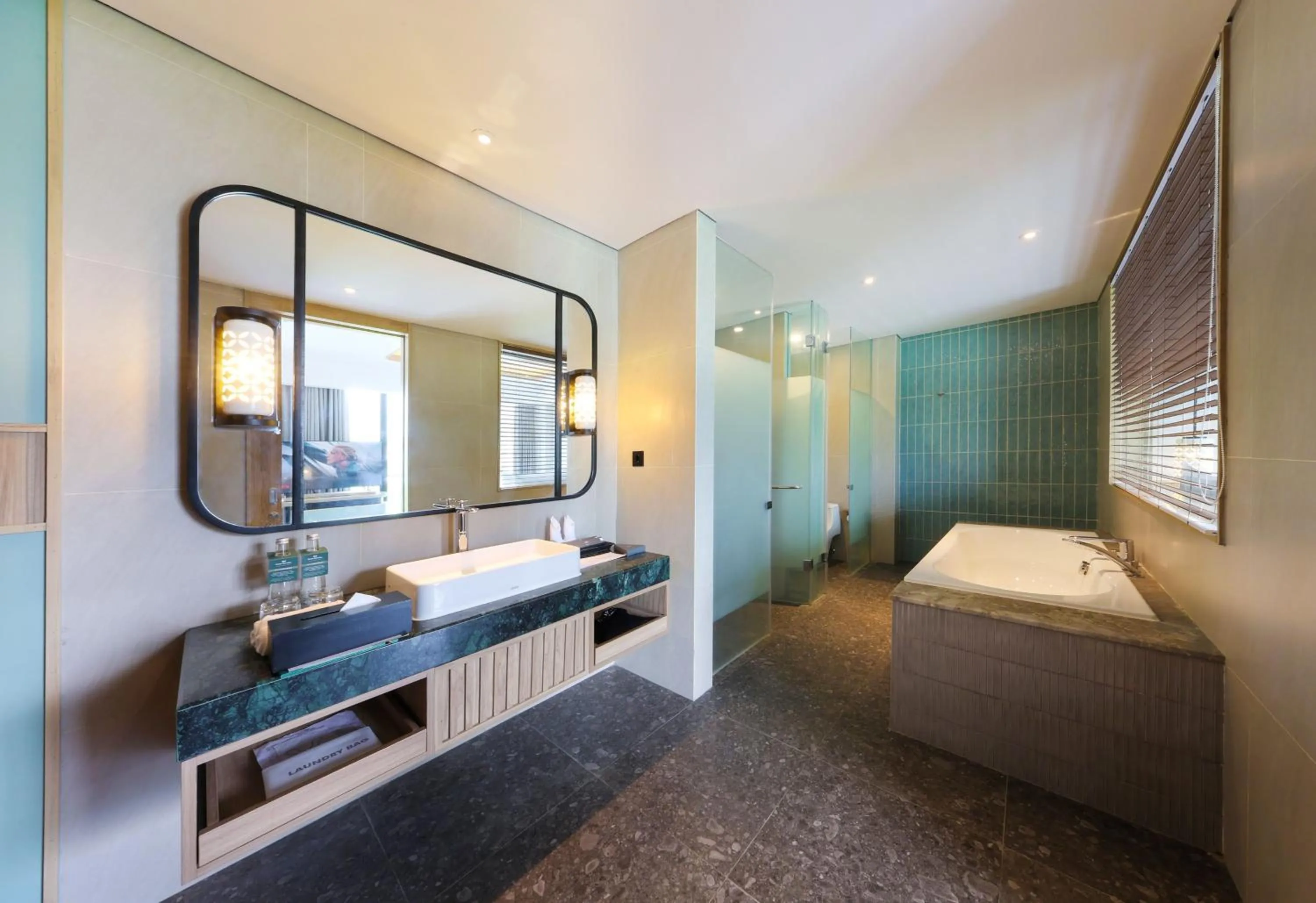 Bathroom, Bed in Hotel Santika Premiere Garut