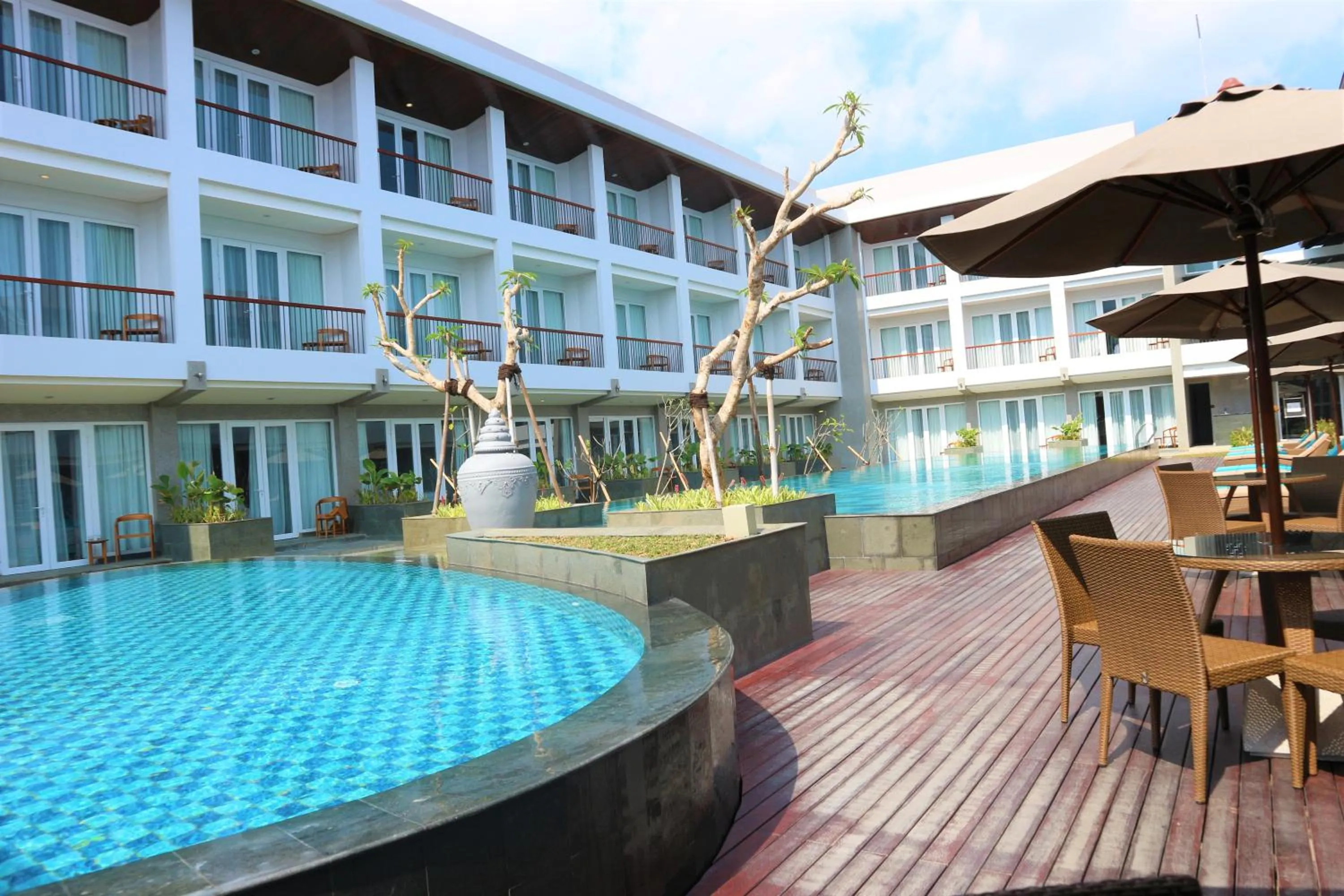 Swimming pool in Hotel Santika Premiere Garut