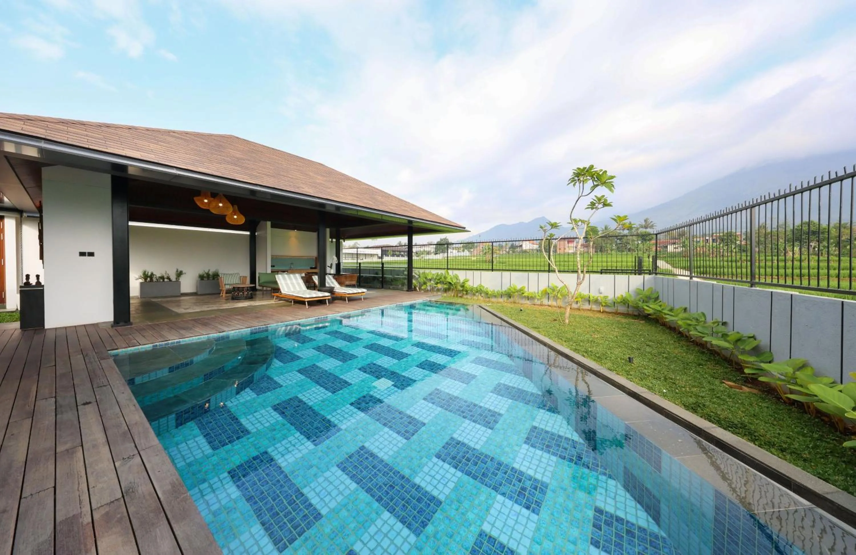 Swimming pool in Hotel Santika Premiere Garut