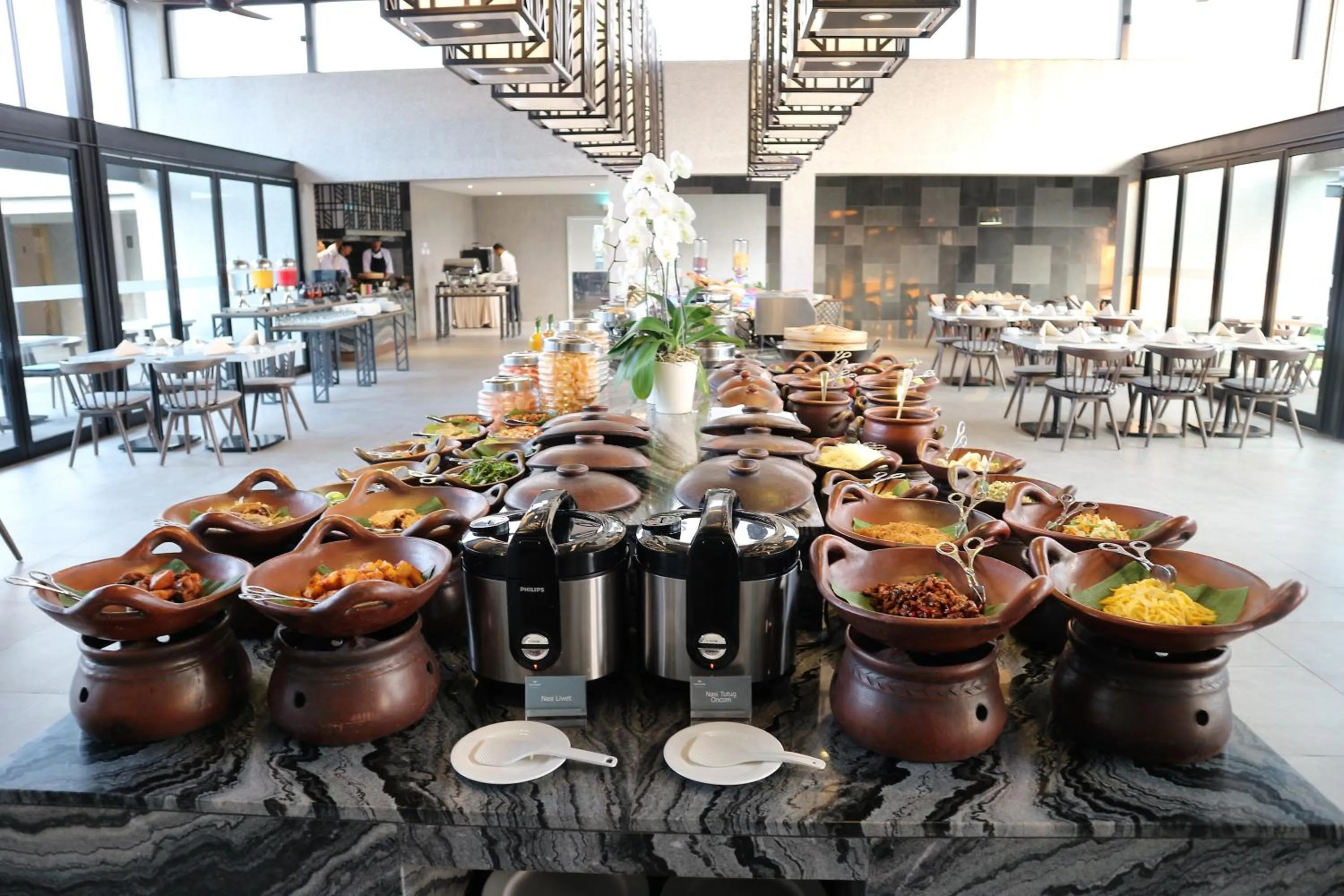 Restaurant/places to eat in Hotel Santika Premiere Garut