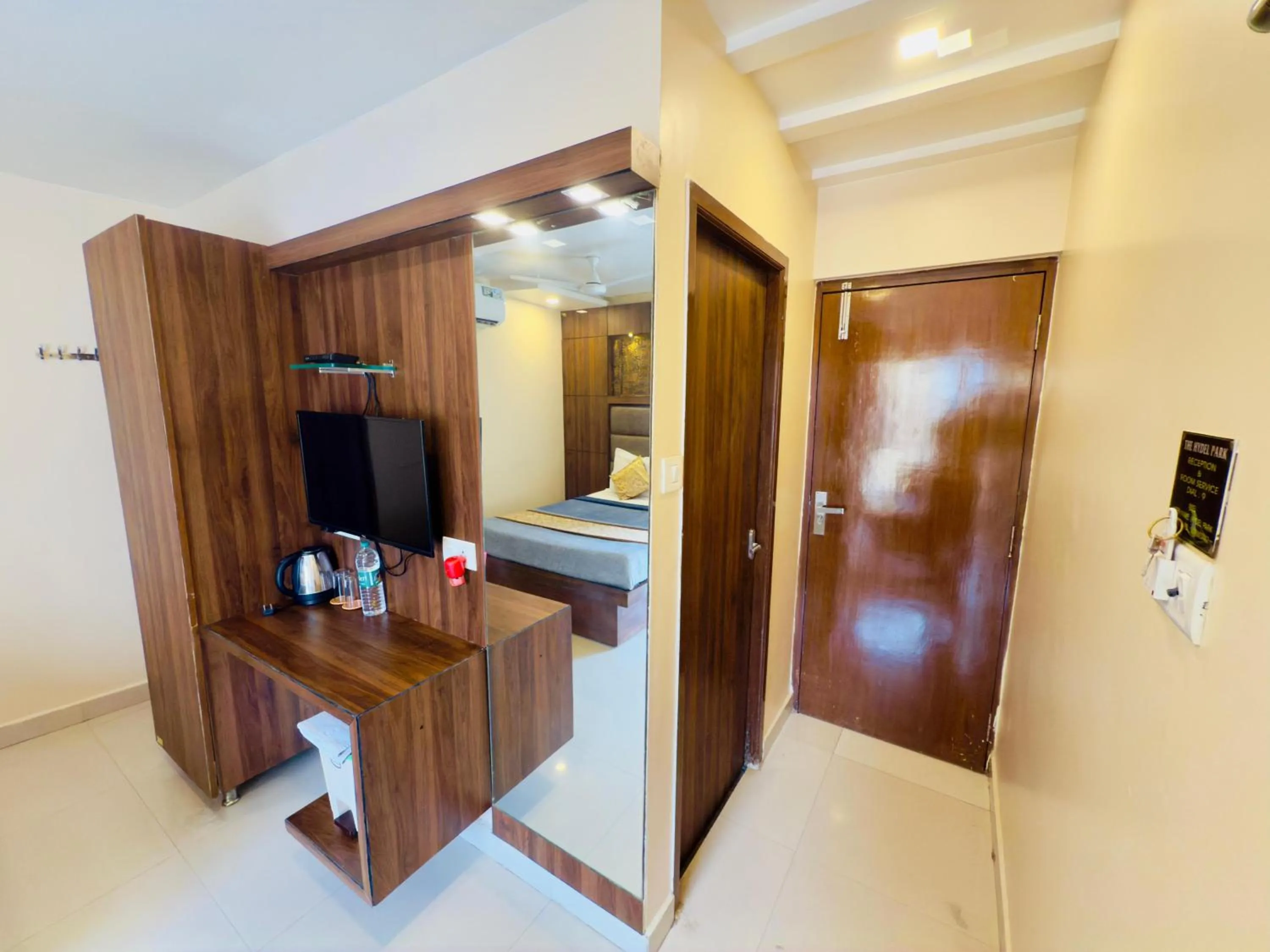 TV and multimedia in The Hydel Park - Business Class Hotel - Near Central Railway Station