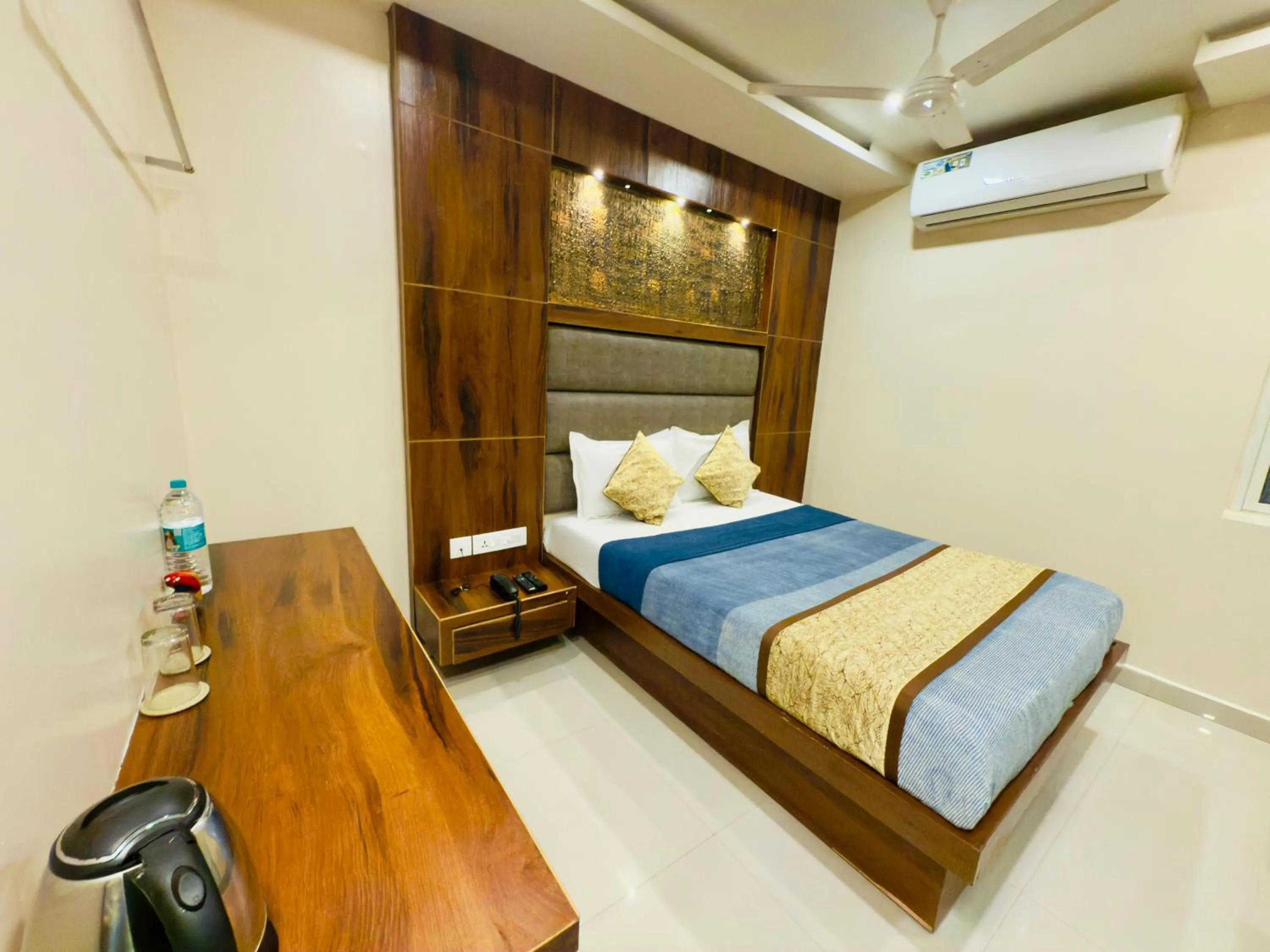 Bed in The Hydel Park - Business Class Hotel - Near Central Railway Station