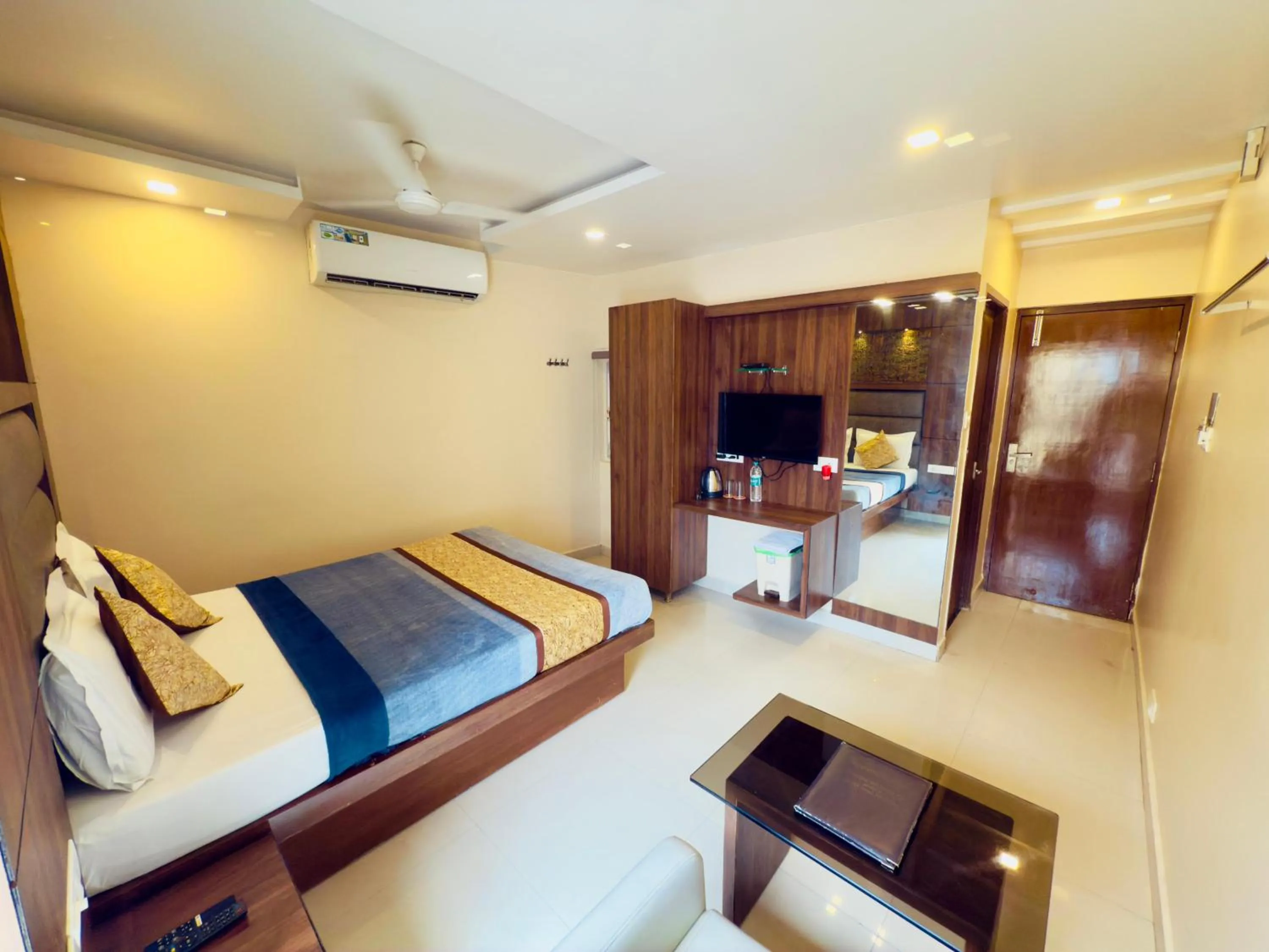 Photo of the whole room, Bed in The Hydel Park - Business Class Hotel - Near Central Railway Station