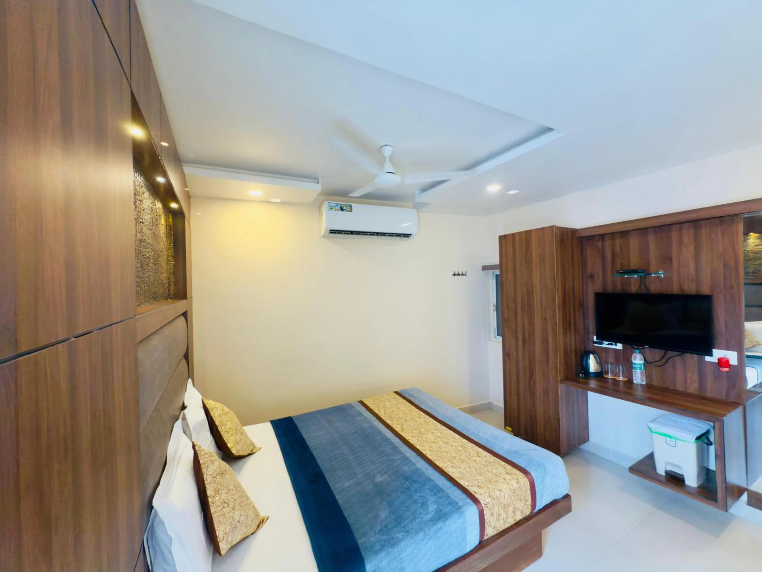 TV and multimedia, Bed in The Hydel Park - Business Class Hotel - Near Central Railway Station