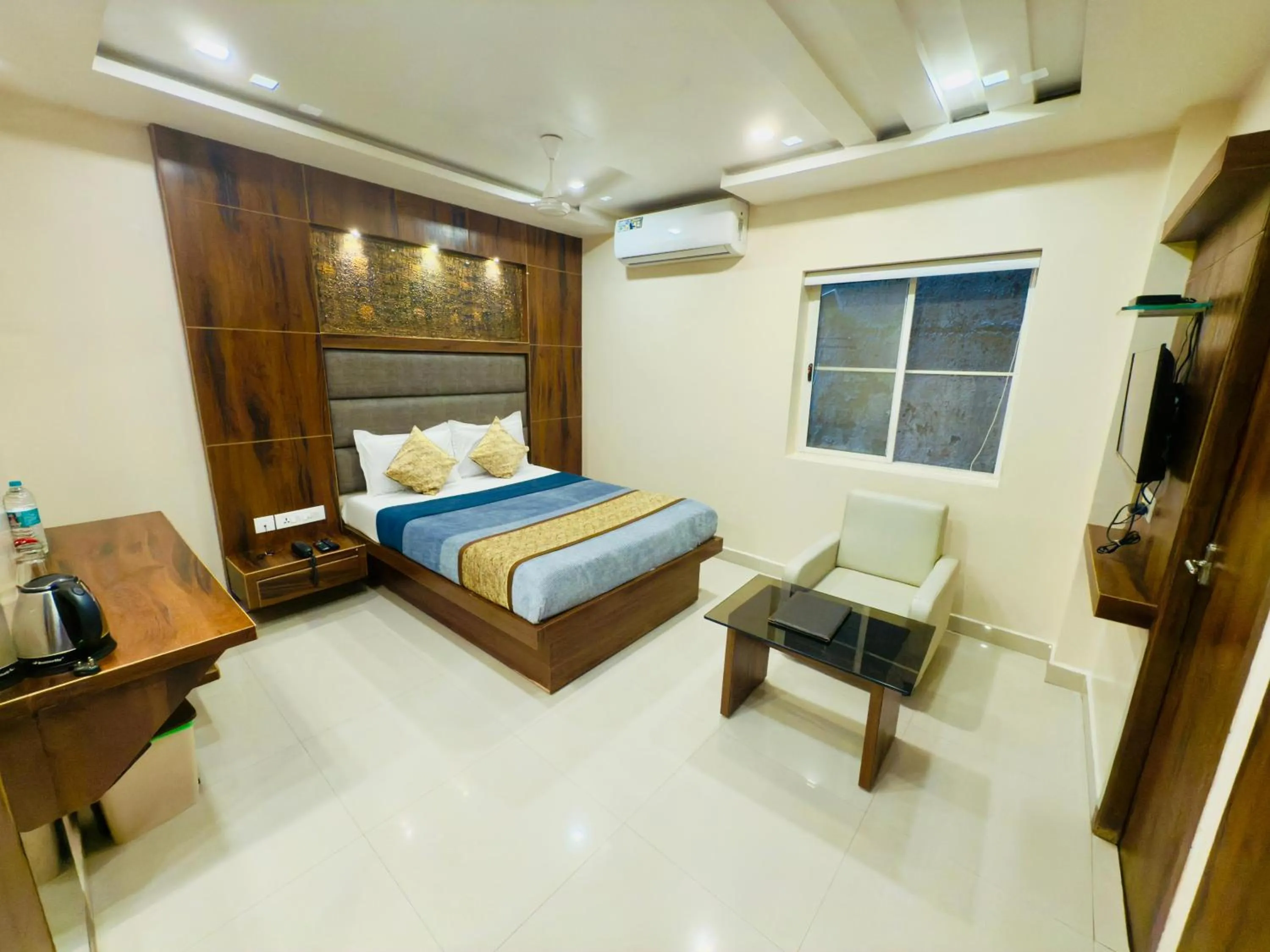 Photo of the whole room, Bed in The Hydel Park - Business Class Hotel - Near Central Railway Station