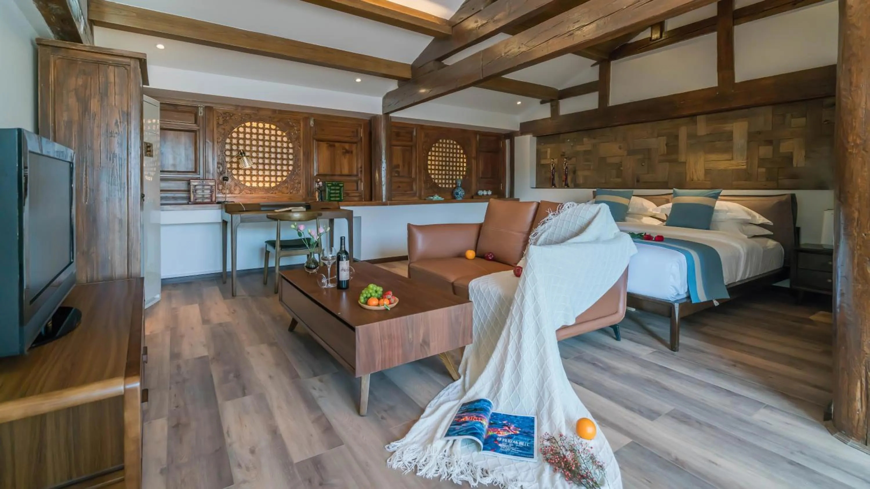 Photo of the whole room in Artistic-Suite