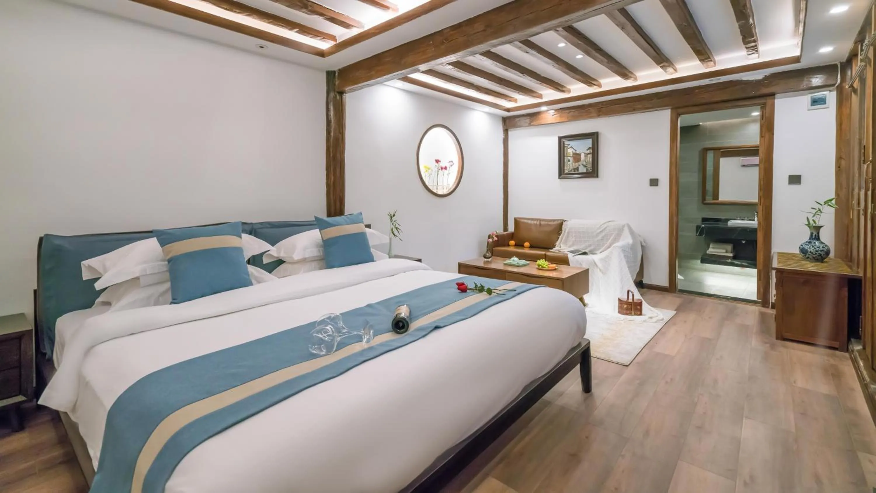 Photo of the whole room, Bed in Artistic-Suite