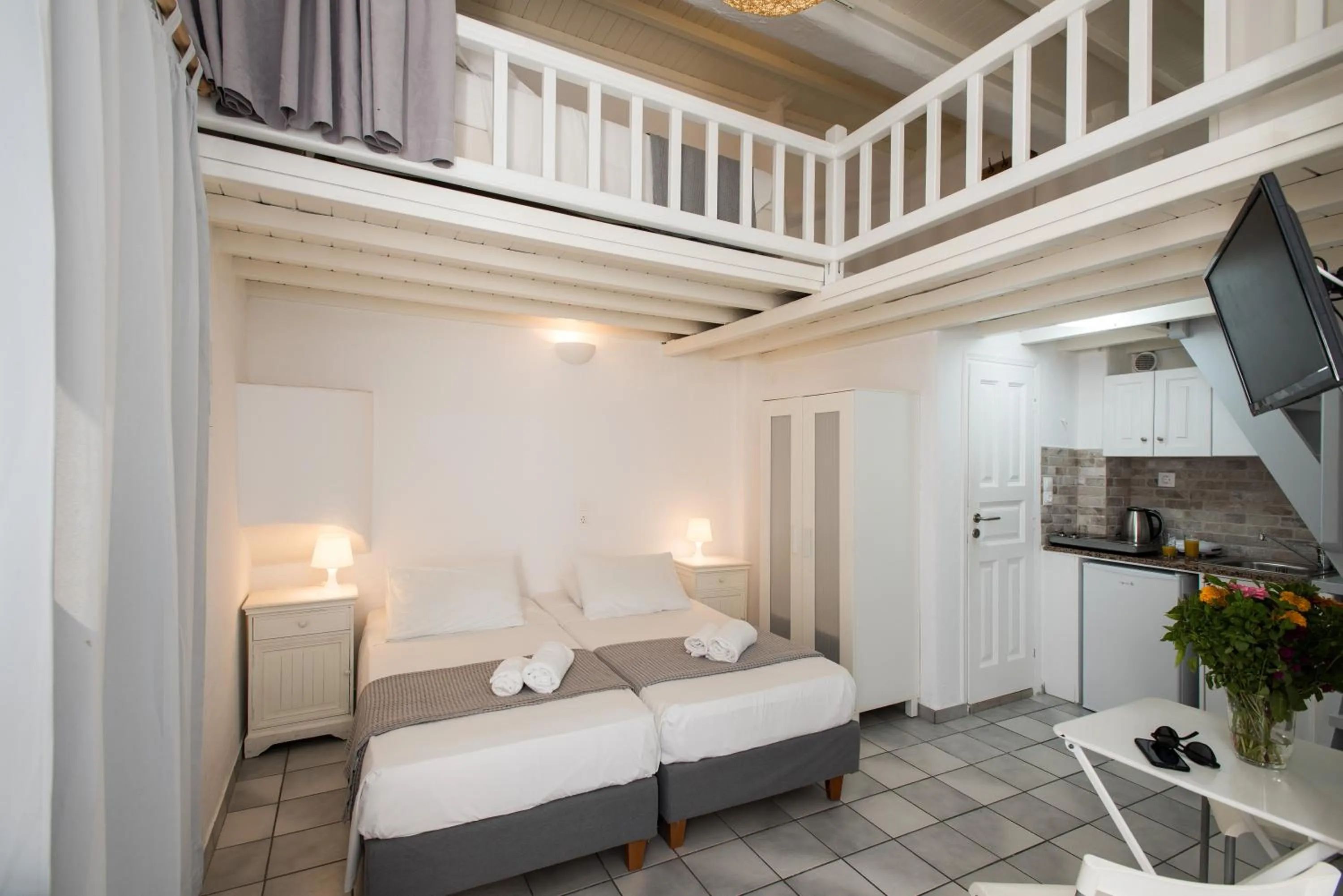 Photo of the whole room, Bed in Madres Houses