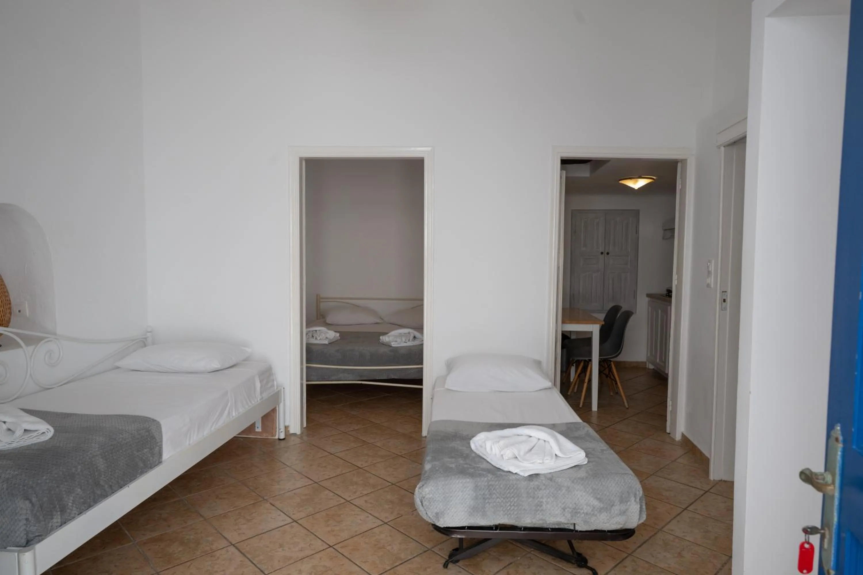 Photo of the whole room, Bed in Madres Houses