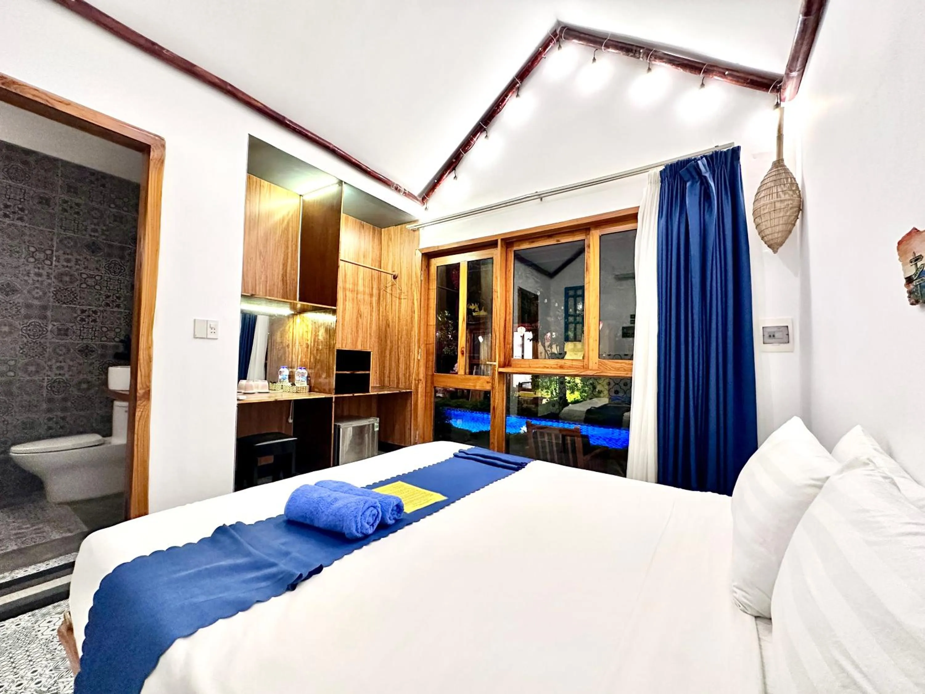 Photo of the whole room, Bed in La Belle An Bang Seaside Hideaway