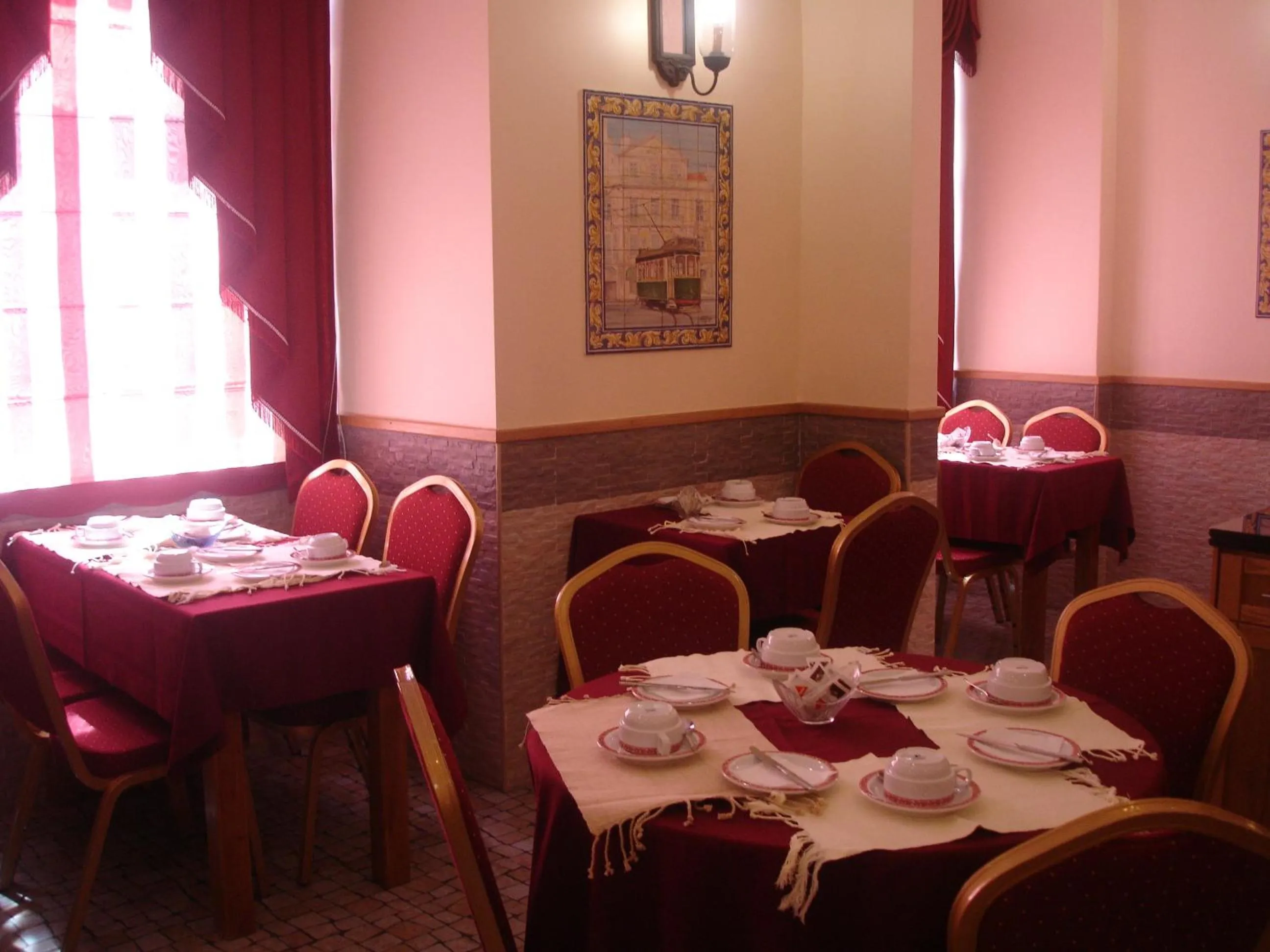 Restaurant/places to eat in Grande Pensao Residencial Alcobia