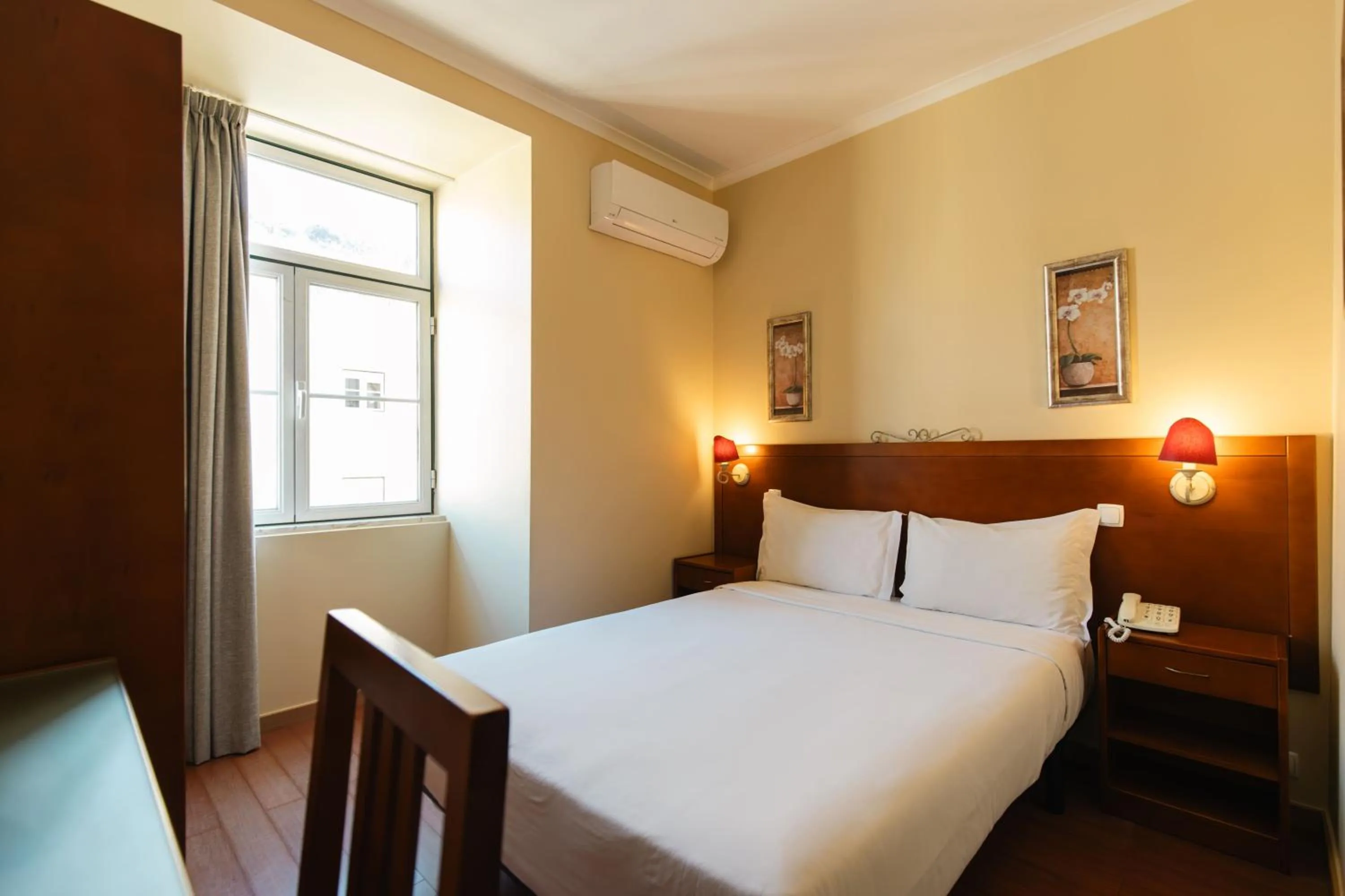 Bed in Grande Pensao Residencial Alcobia