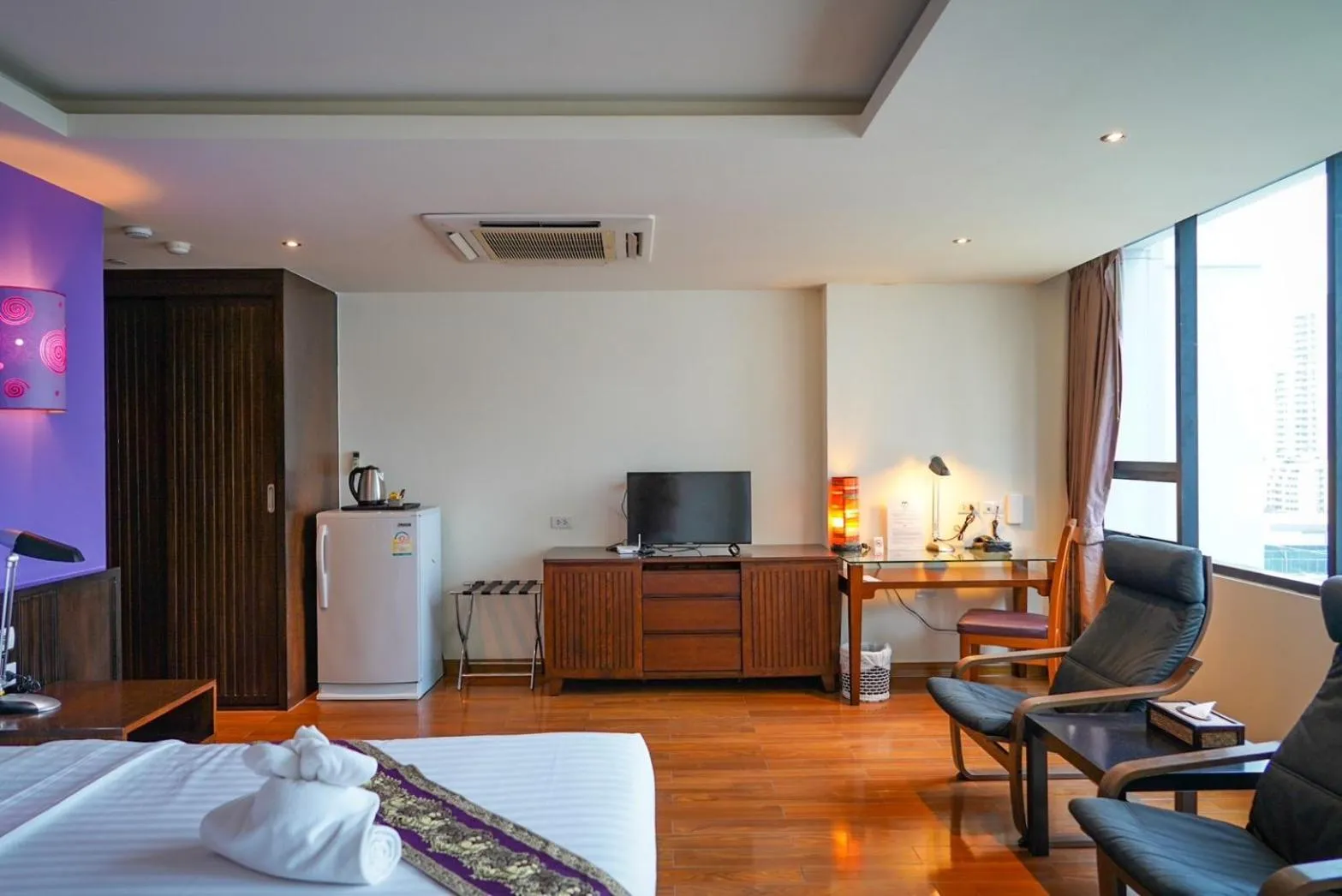 Bed in Hotel Mermaid Bangkok