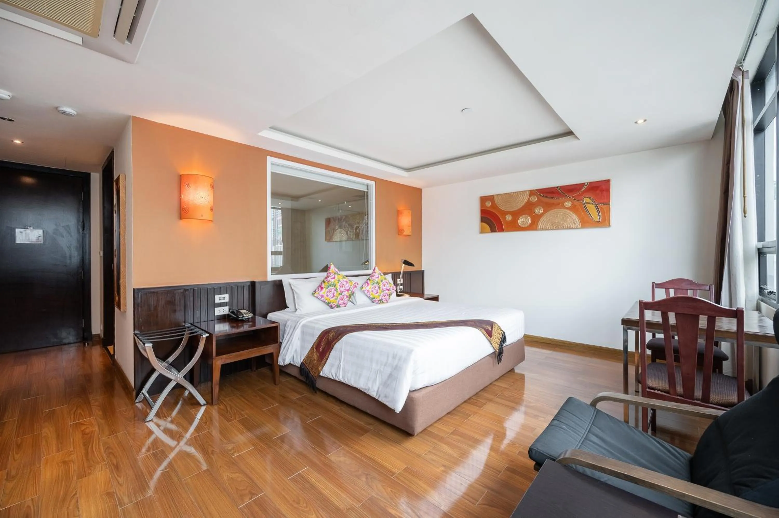 Photo of the whole room, Bed in Hotel Mermaid Bangkok