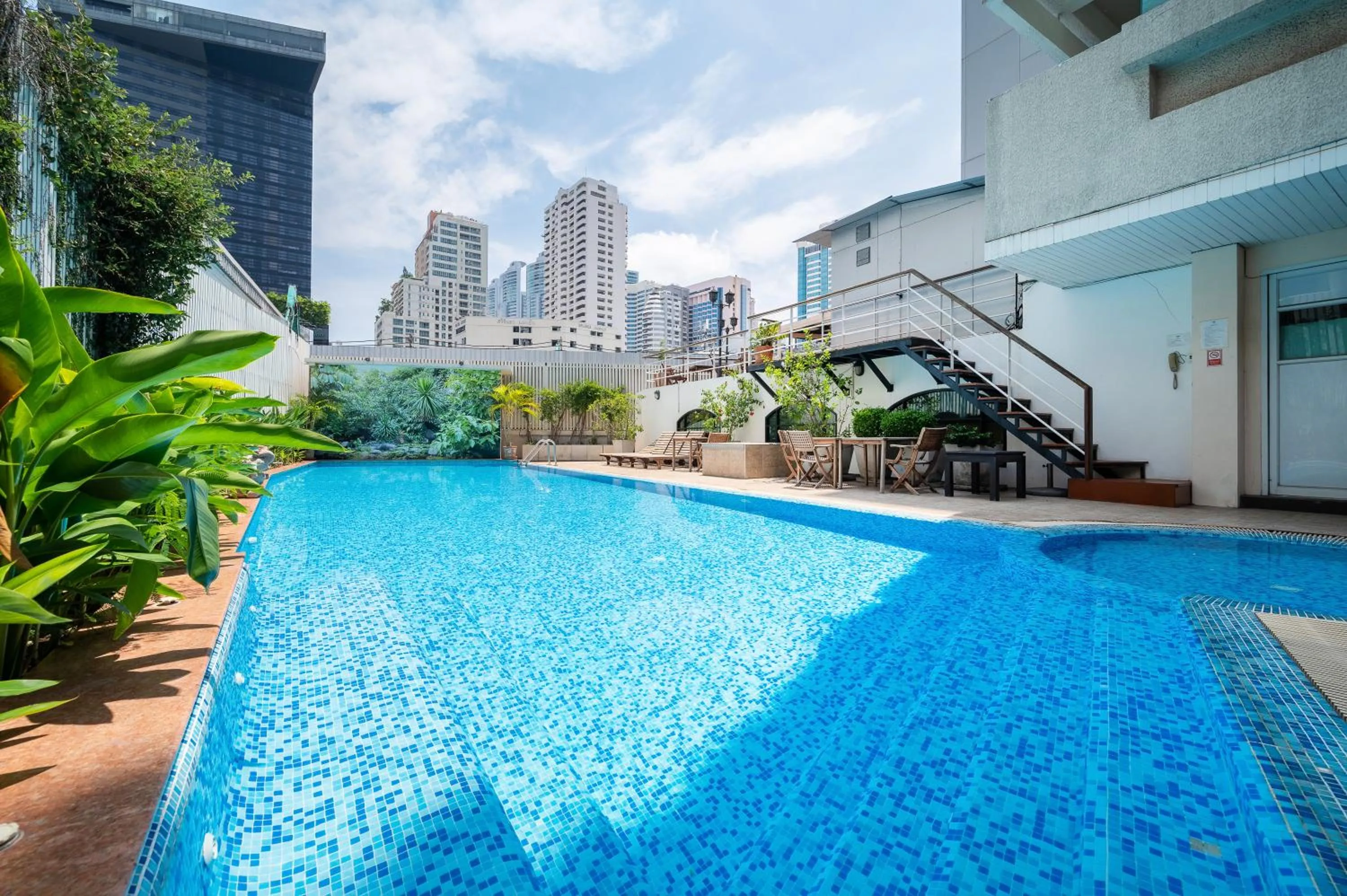 Swimming pool in Hotel Mermaid Bangkok
