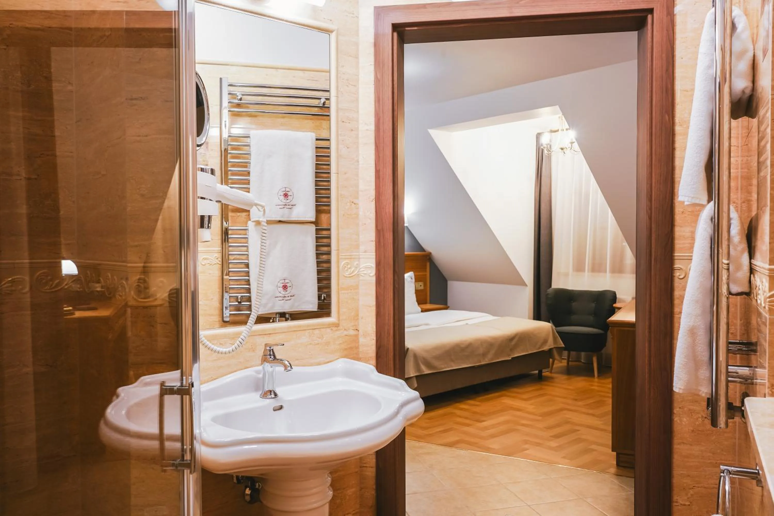 Bathroom, Bed in Hotel & Apartments Ventus Rosa