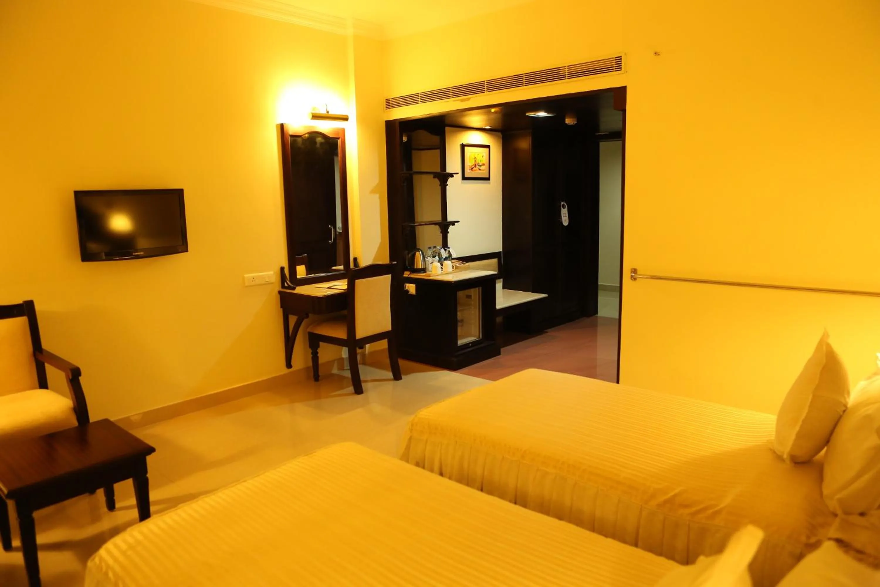 Photo of the whole room, Bed in Hotel Airlink Castle