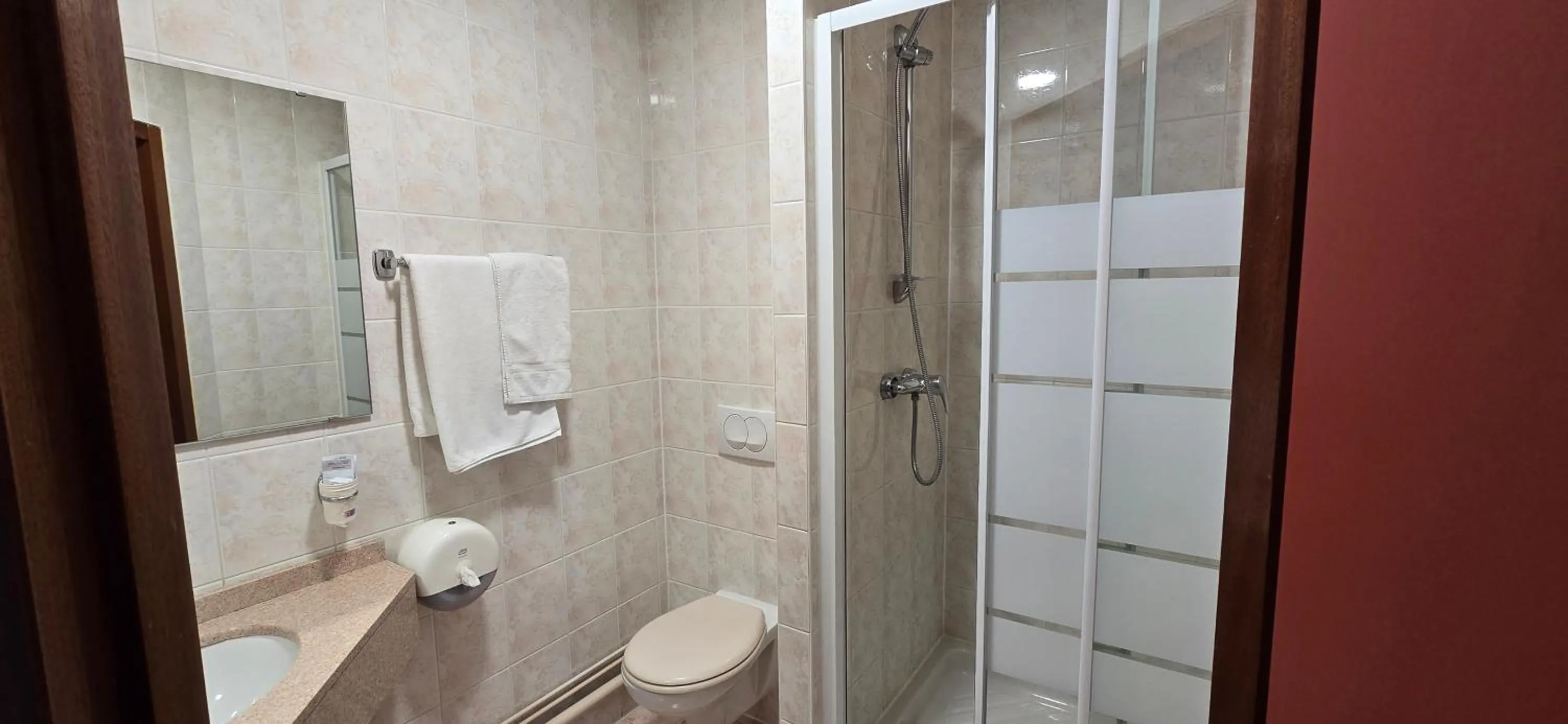 Shower in Hôtel Siatel Besançon Chateaufarine