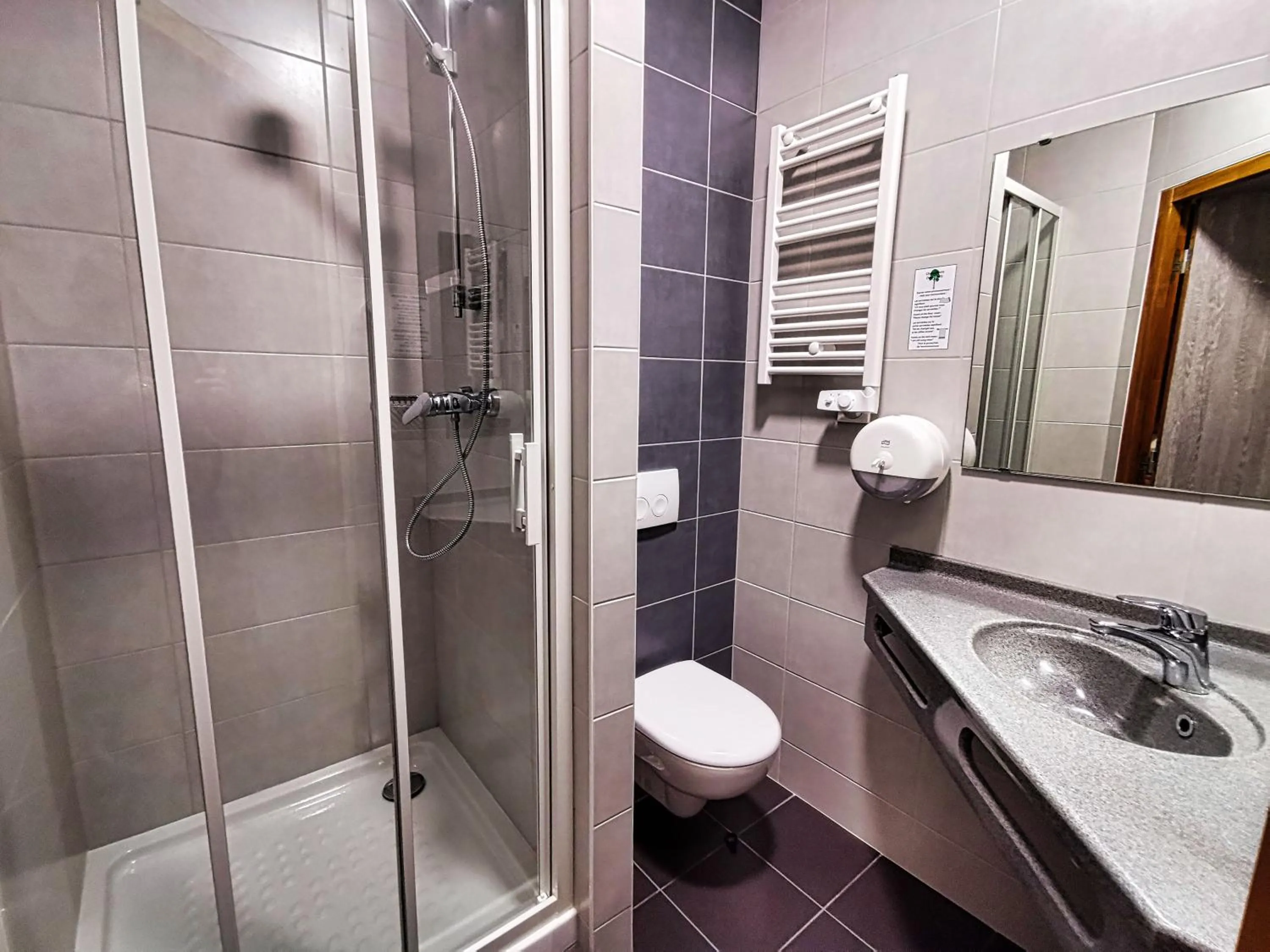 Shower in Hôtel Siatel Besançon Chateaufarine