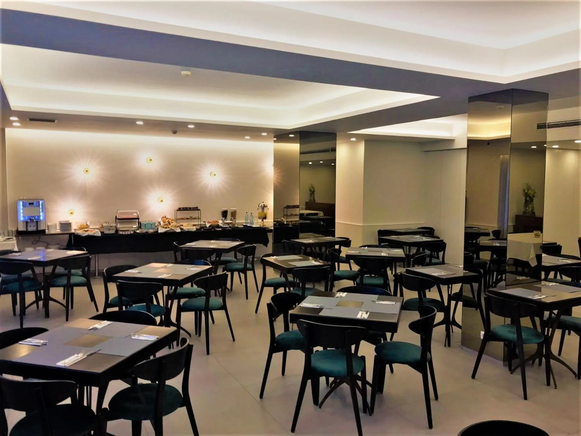 Restaurant/places to eat in Apulia Praia Hotel