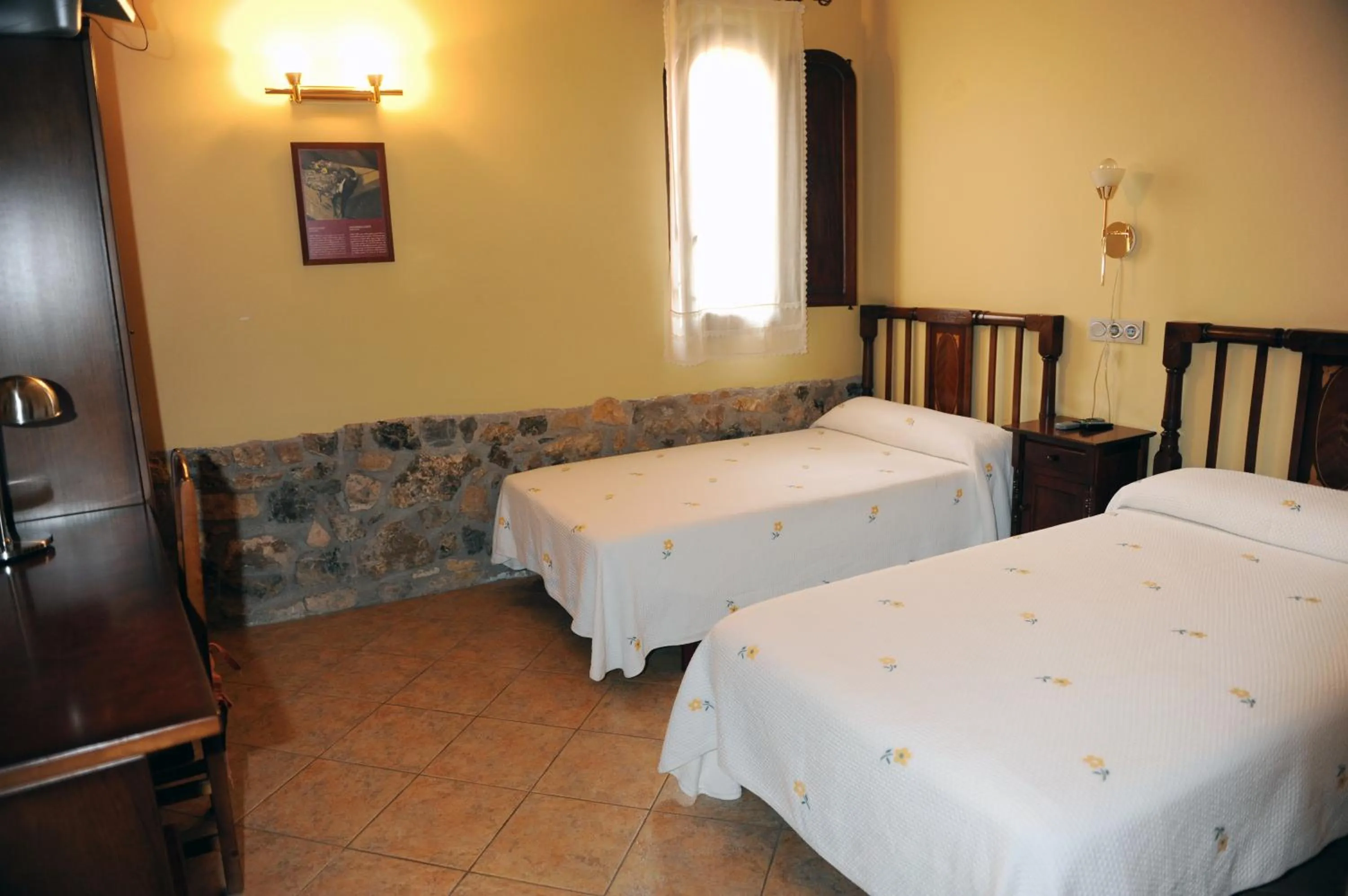 Photo of the whole room, Bed in Hotel Restaurant Verdià