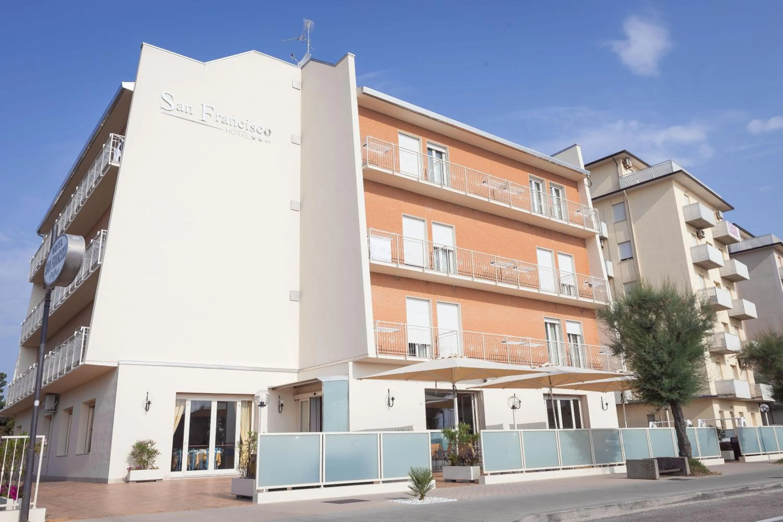 Property building in Hotel San Francisco