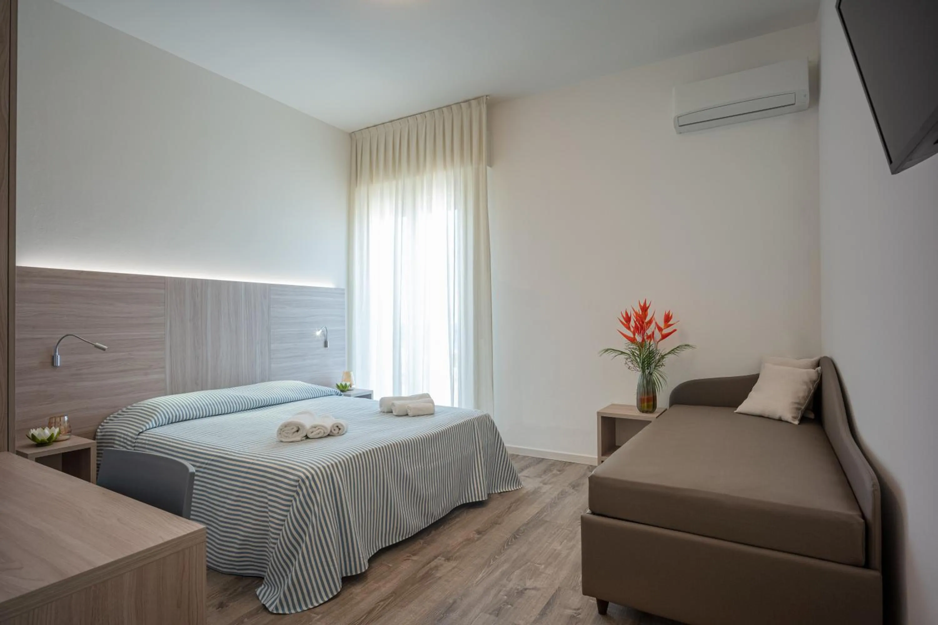 Photo of the whole room, Bed in Hotel San Francisco