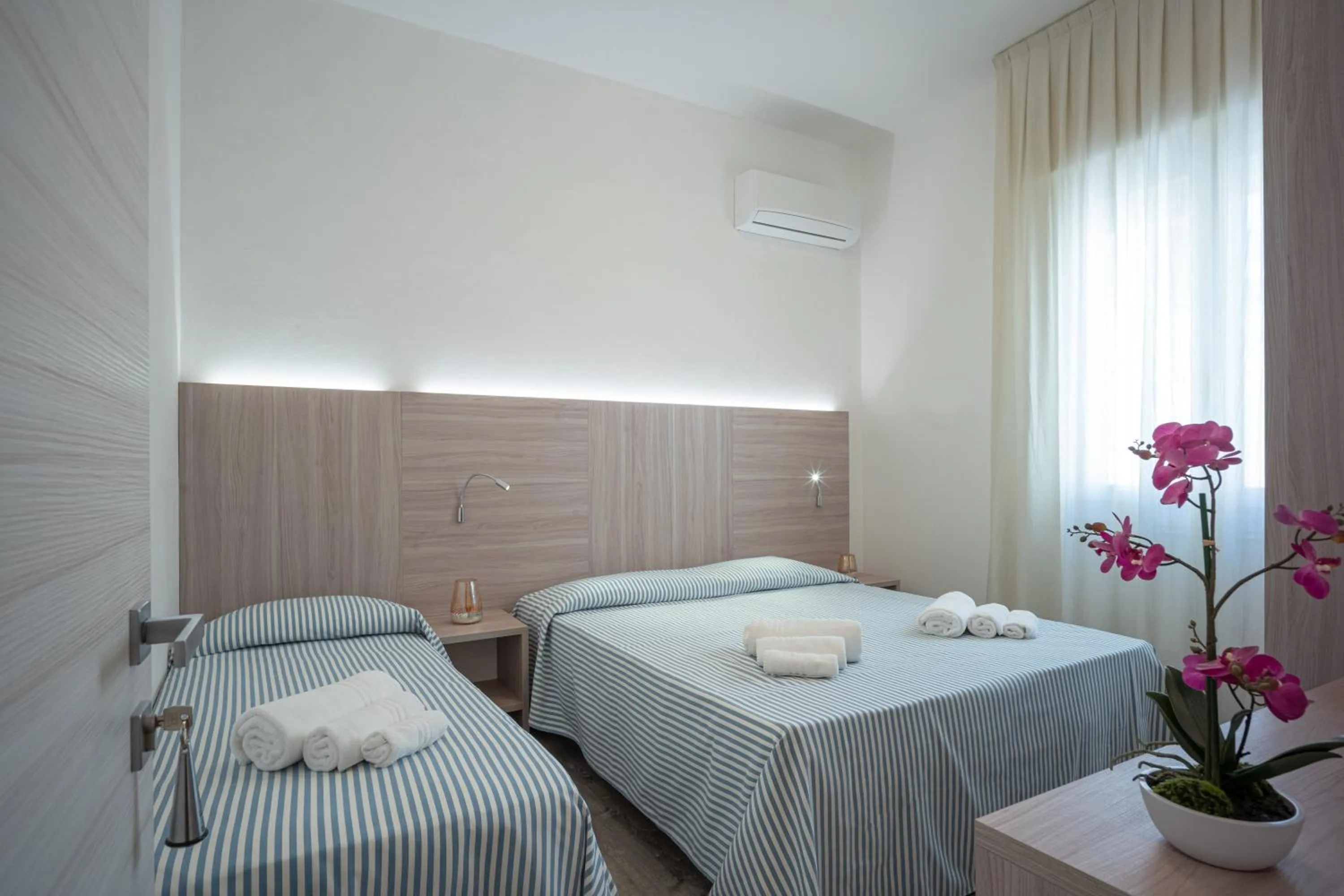 Photo of the whole room, Bed in Hotel San Francisco