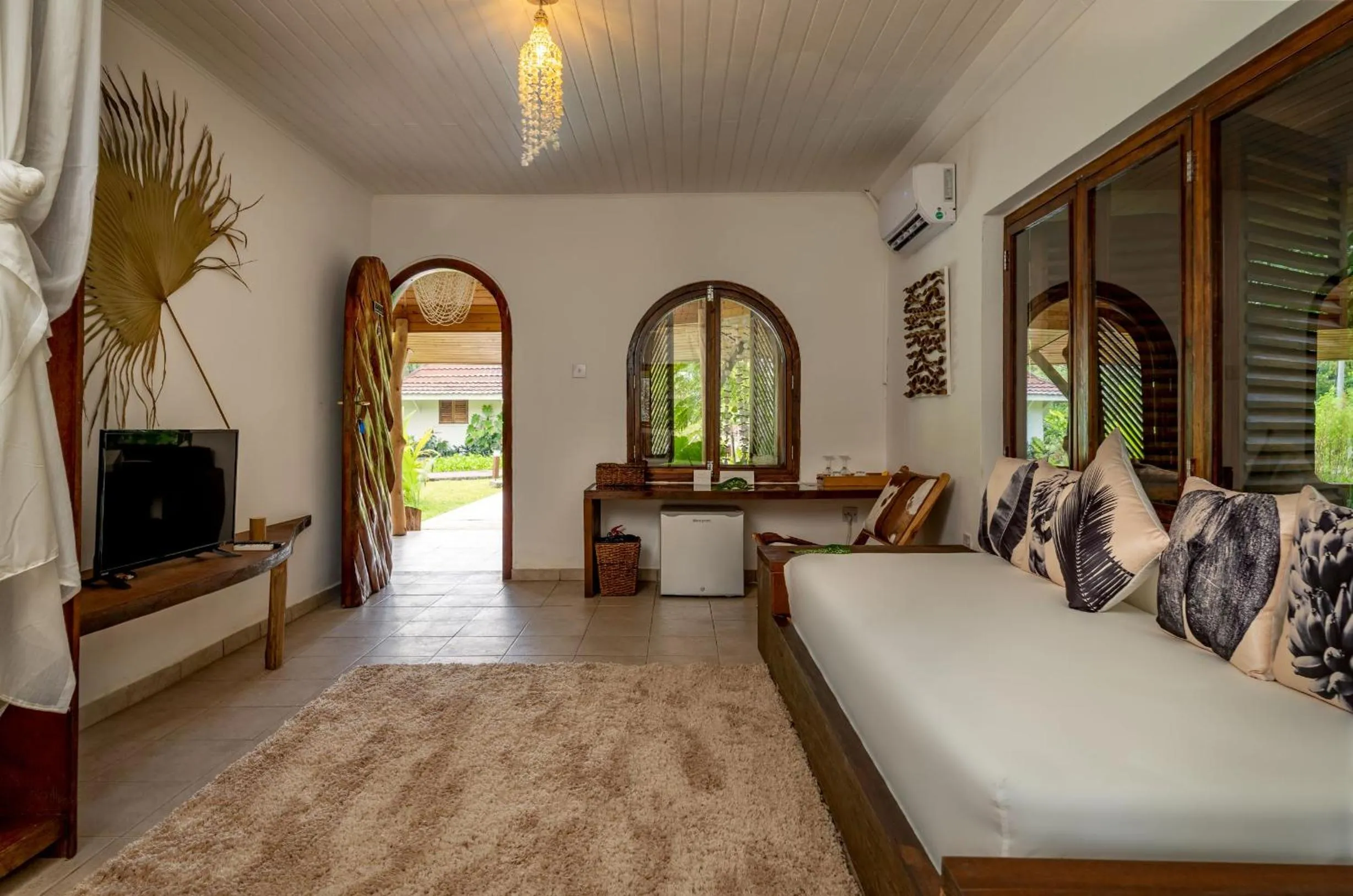 Living room, Bed in Bliss Hotel Praslin