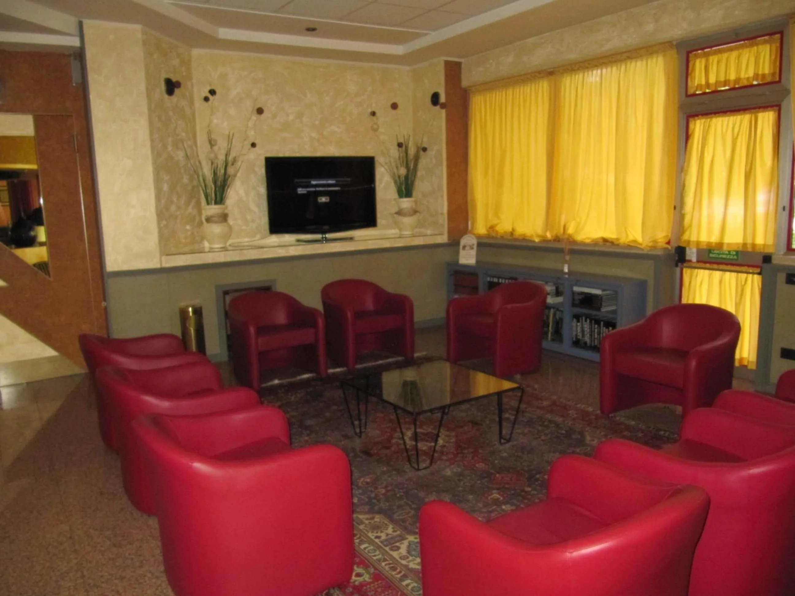 Communal lounge/ TV room in Hotel Garden