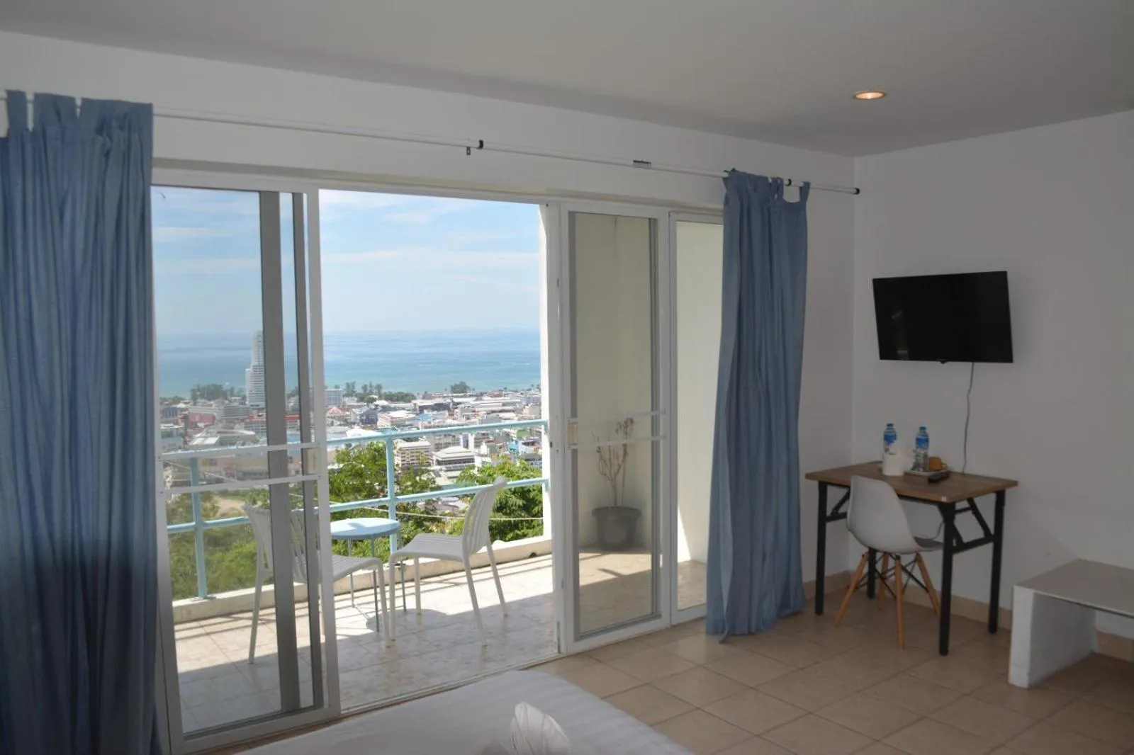 Communal lounge/ TV room in Residy Retreat x Baan Suan Villa