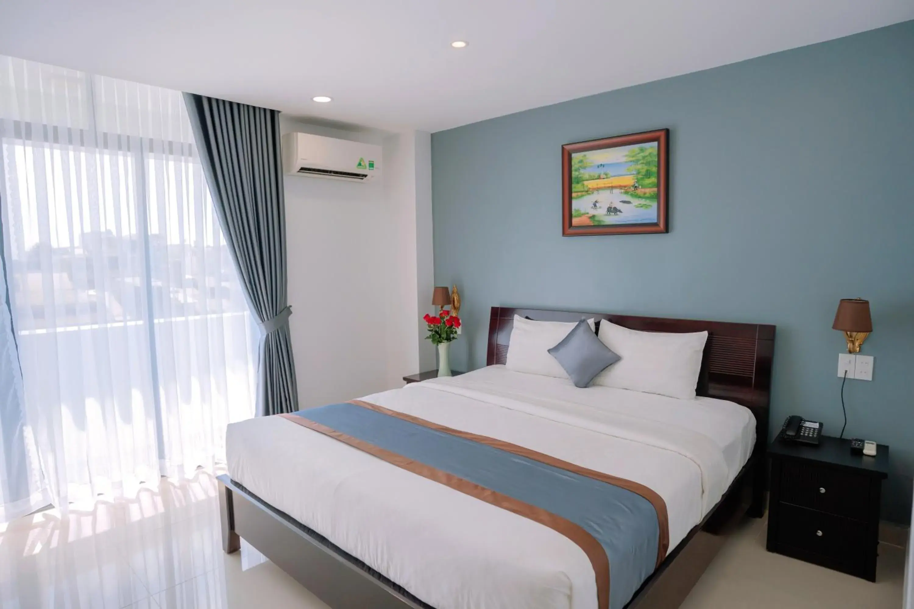 Deluxe Double Room with Balcony in Song Tien Hotel Deluxe Double Room with Balcony in Song Tien Hotel