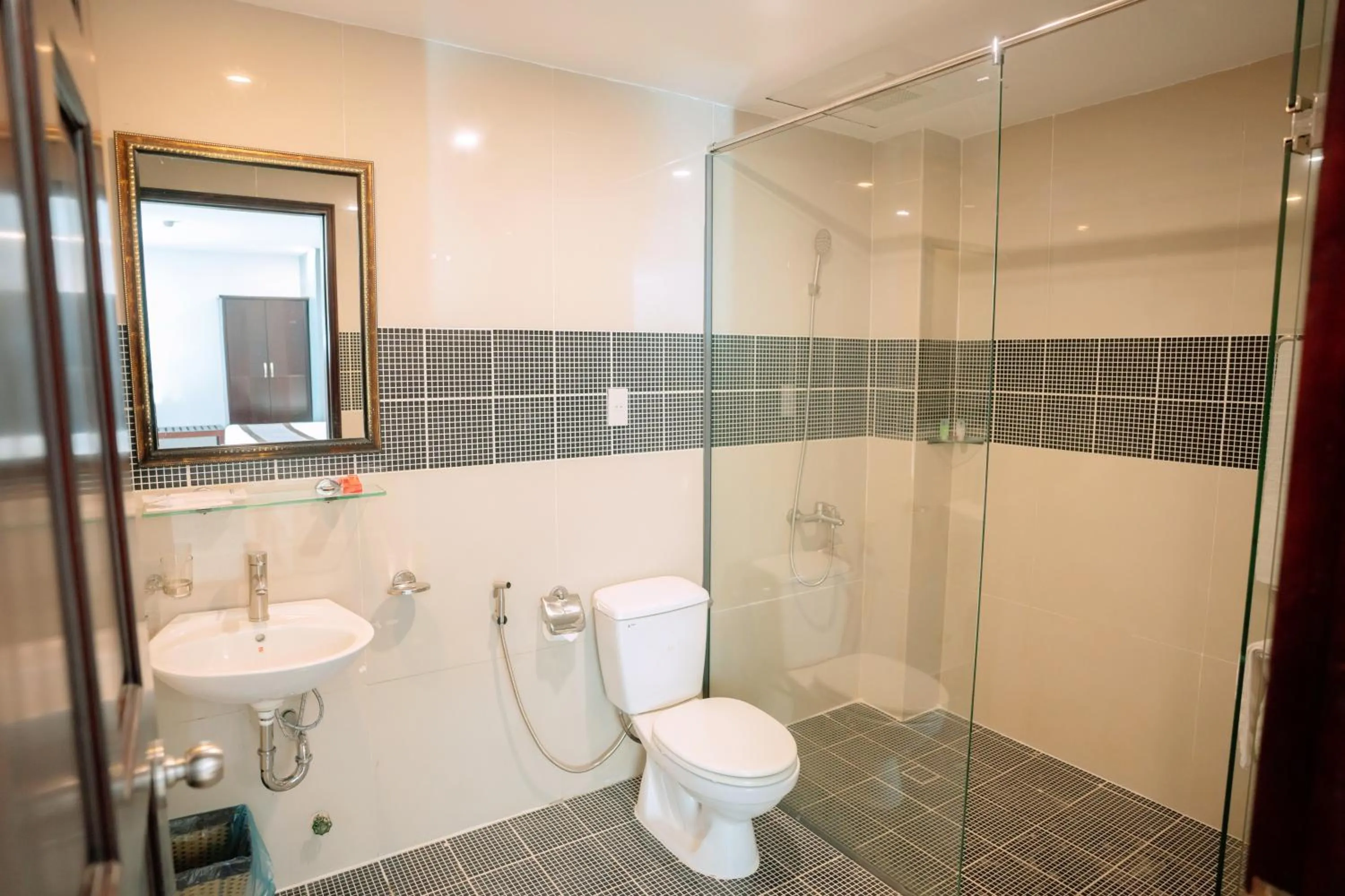 Shower in Song Tien Hotel