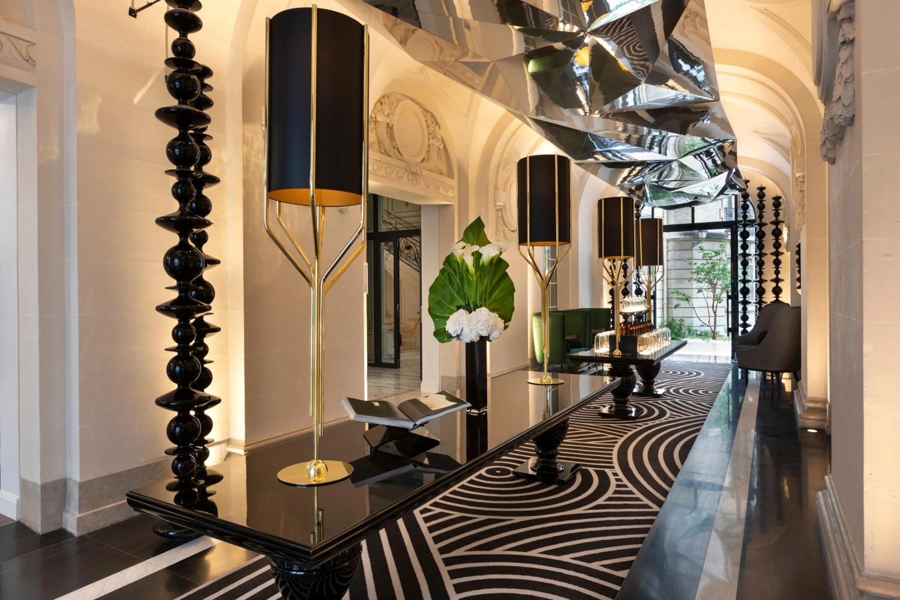 Lobby or reception in La Clef Champs-Élysées Paris by The Crest Collection