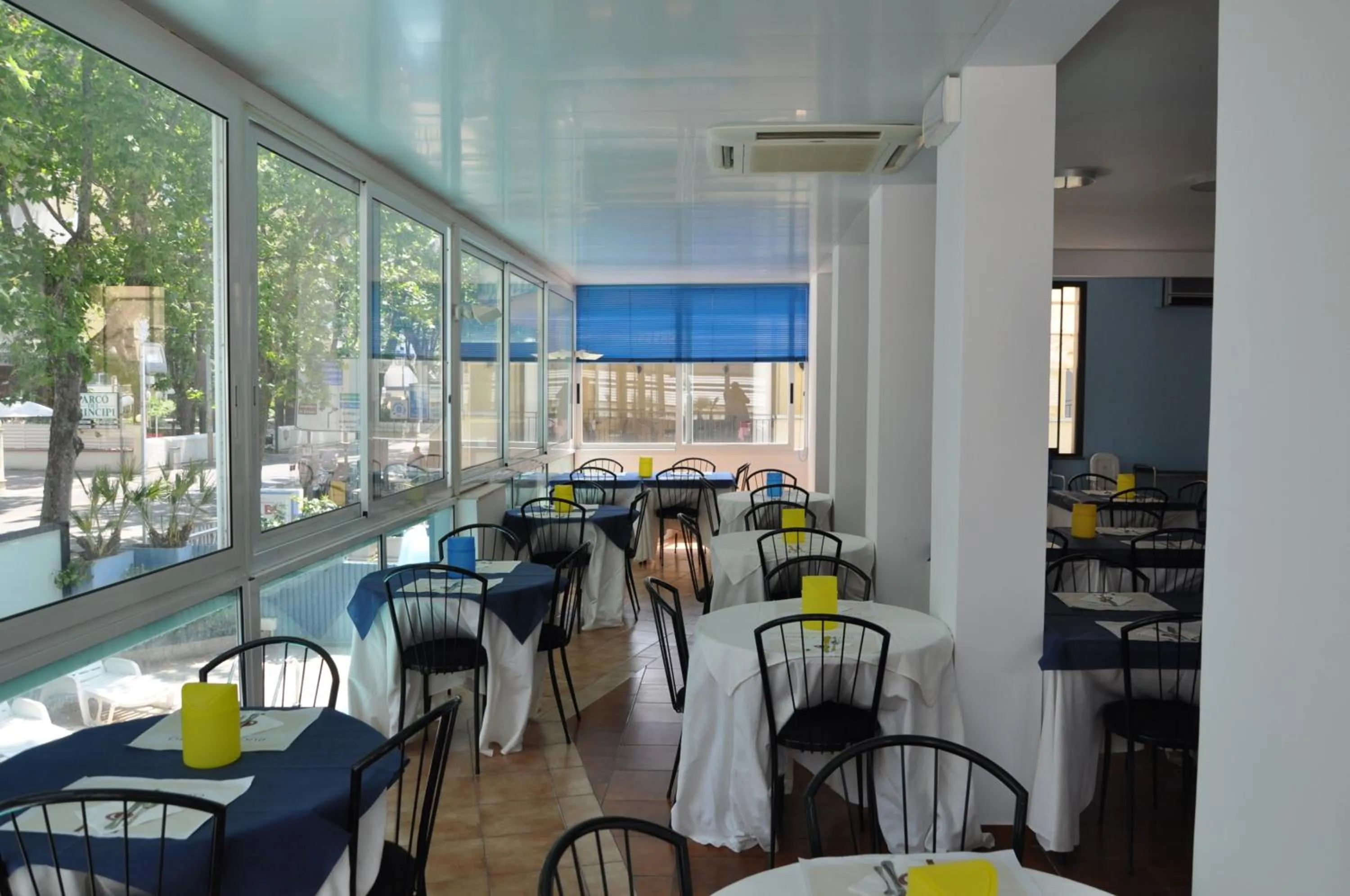 Restaurant/places to eat in Hotel Diamond