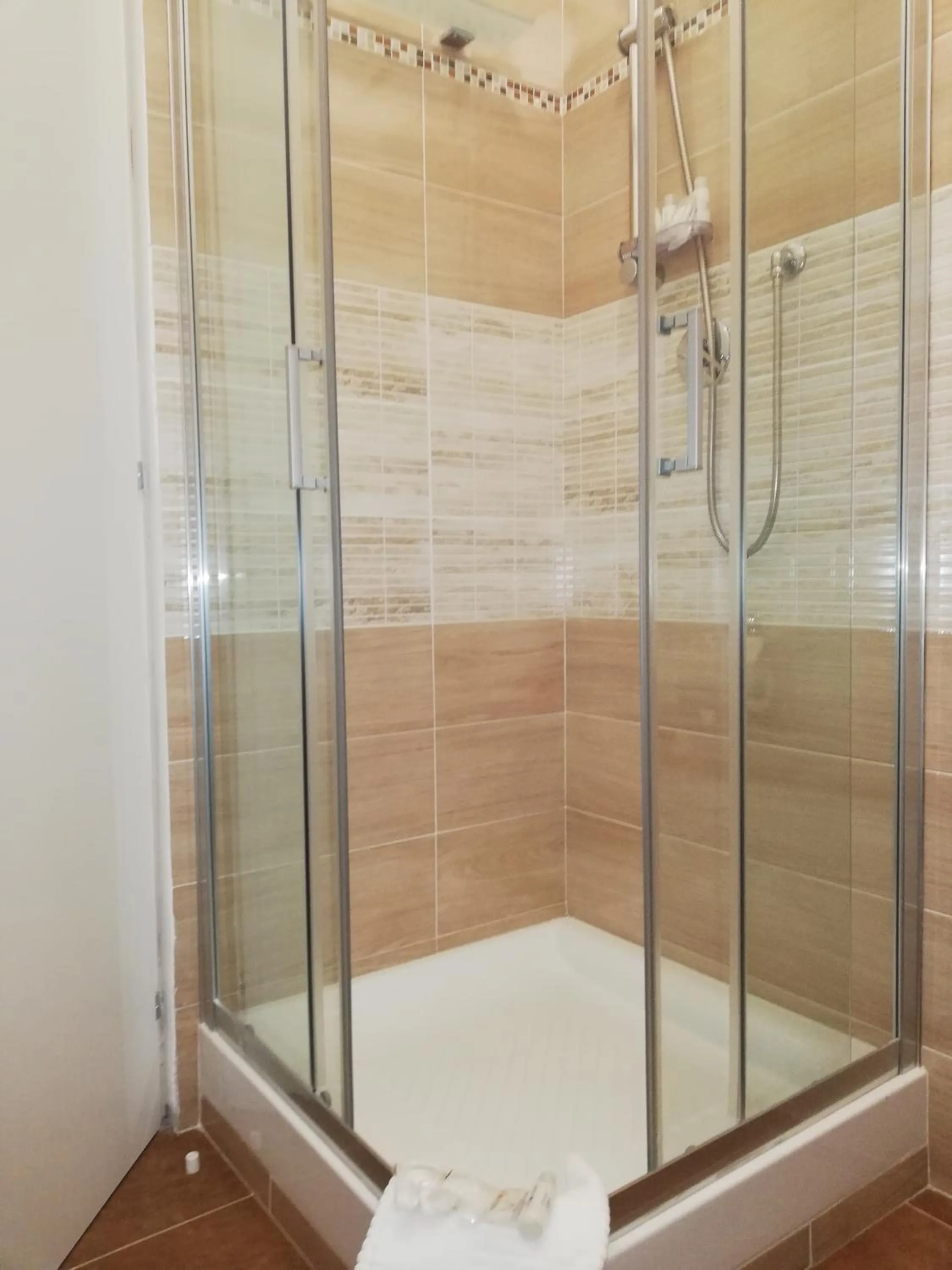 Shower in Garden's Elide