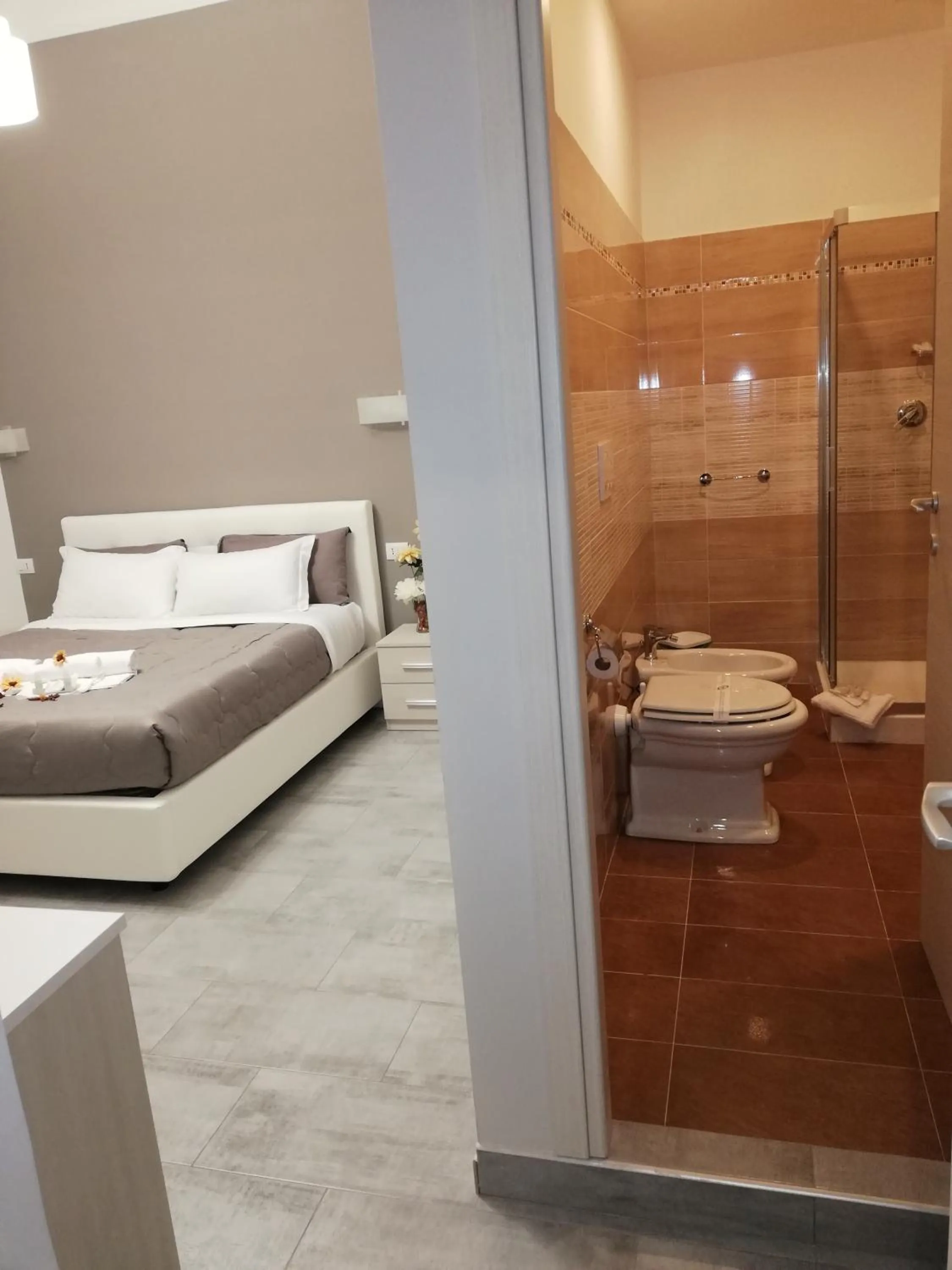 Bathroom, Bed in Garden's Elide